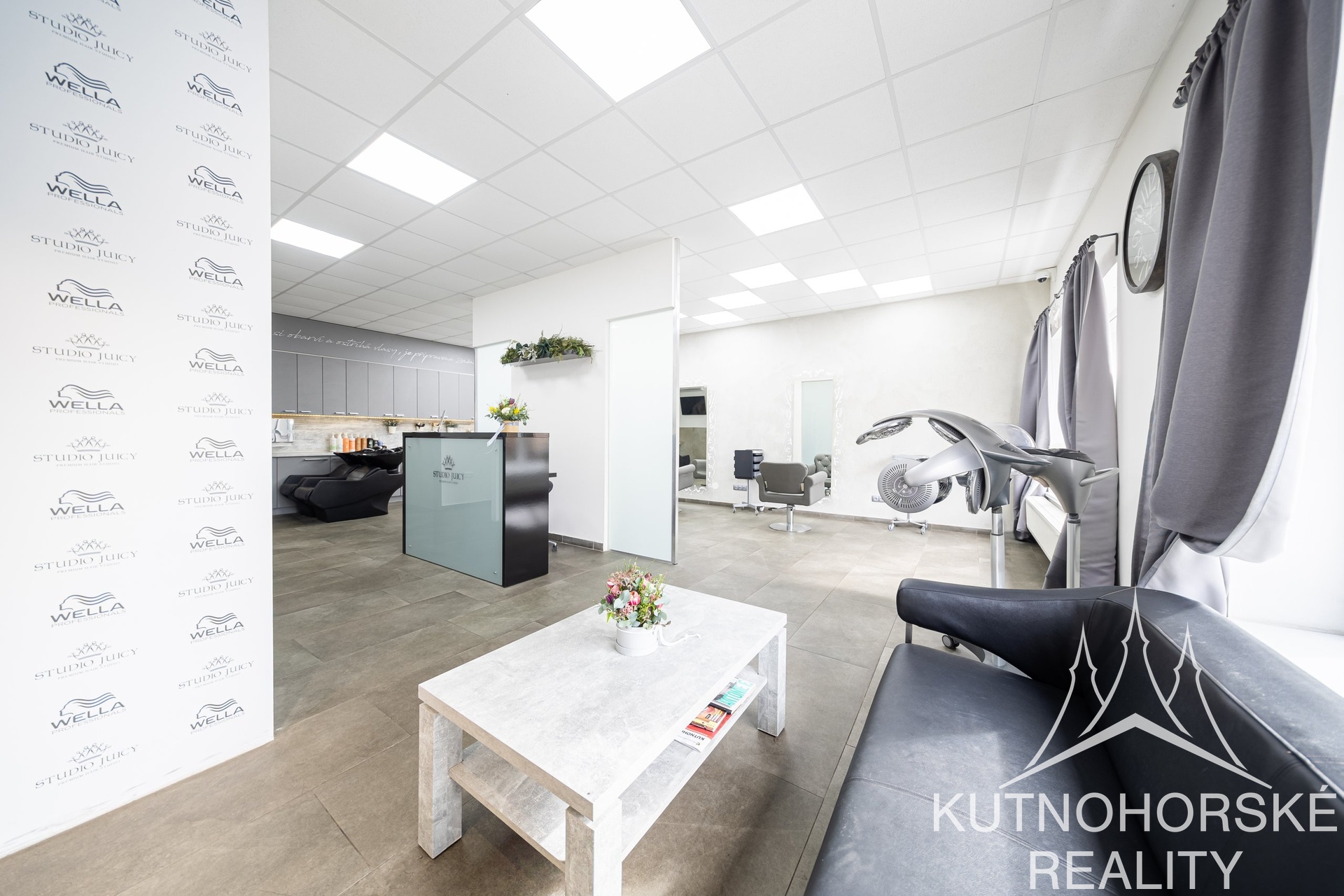 Zavedený kadeřnický salón o výměře 120 m2 v přízemí rodinného domu v centru Kutné Hory