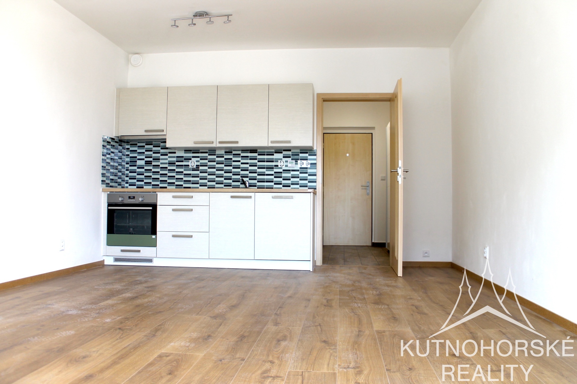 Pronájem bytu s balkonem, 1+kk, 33m2 – Vrchlického, Poděbrady