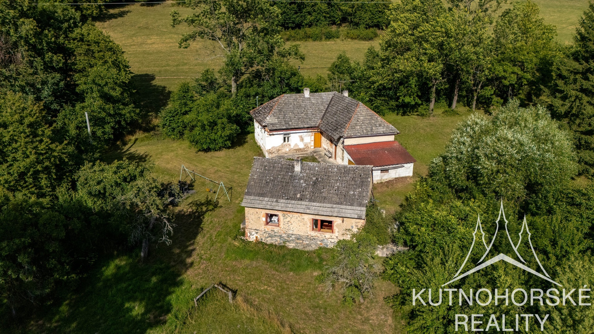 Prodej dvou domů obklopených přírodou, klidem a nádhernými výhledy v obci Milanovice, pozemek 1882 m2