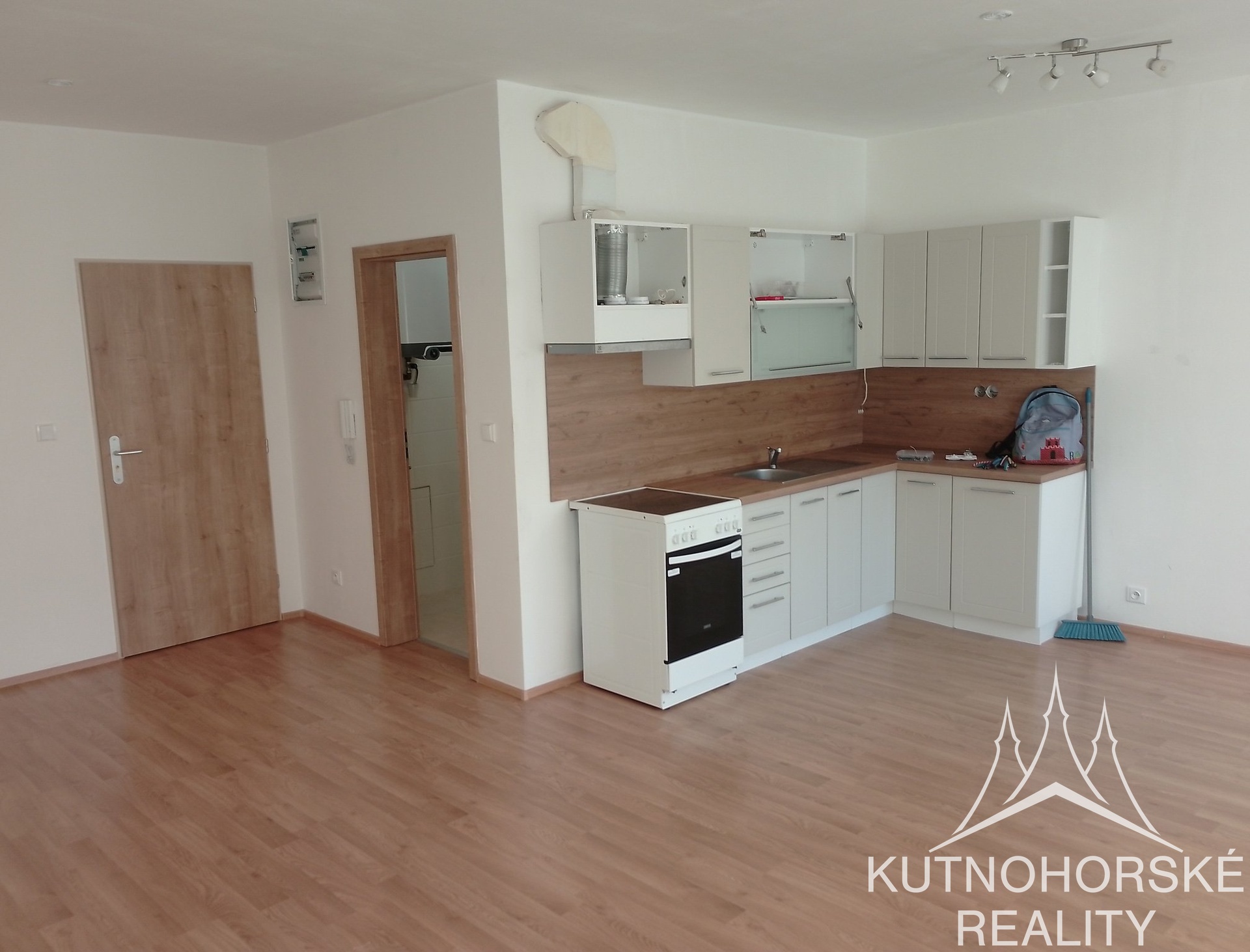 Pronájem bytu 1+kk s balkonem a soukr. parkováním – 38 m2 – V Zákoutí KH