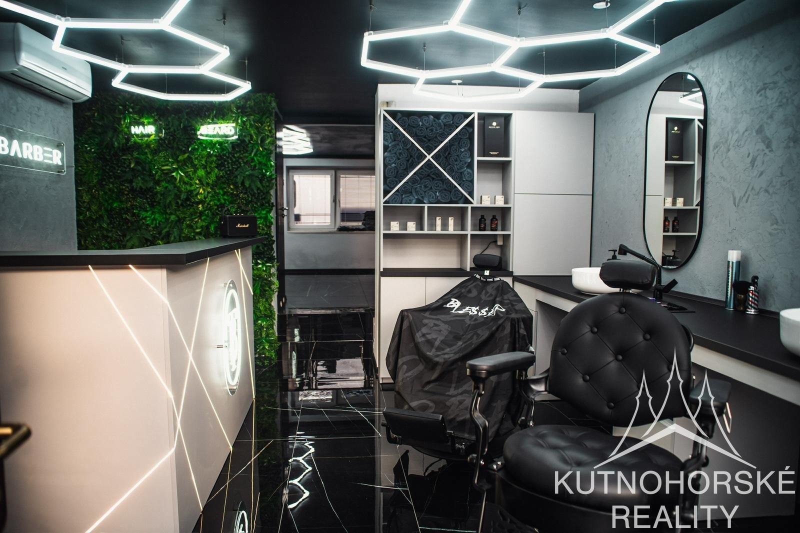 Přenechání zavedeného Barbershopu, 45 m2 – Uhlířské Janovice