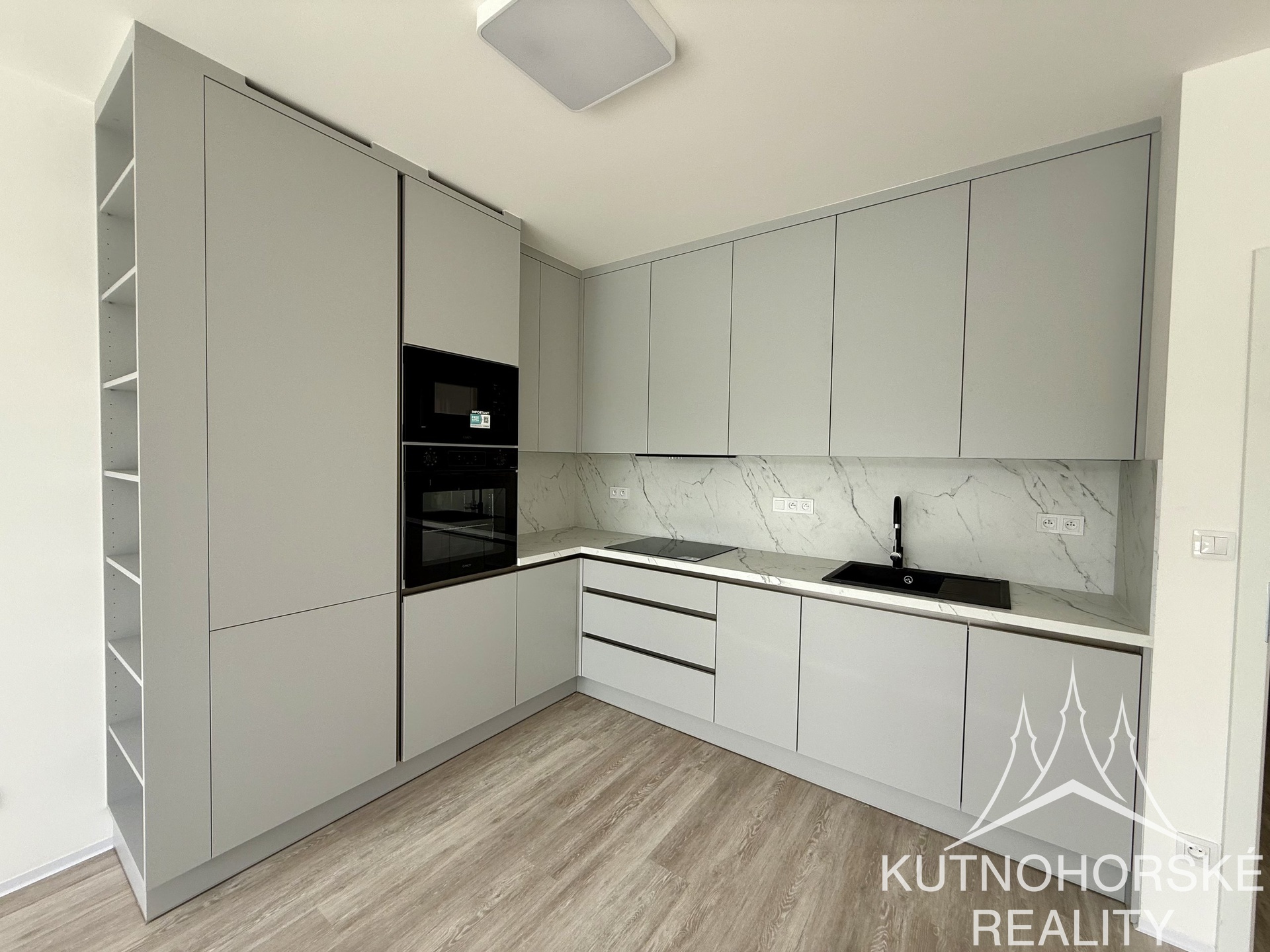 Pronájem krásného bytu 2+kk (52 m²) s garážovým stáním – Kutná Hora, Rezidence Za Lidkou