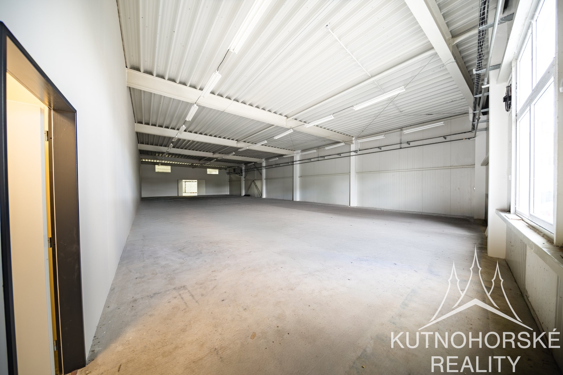 Pronájem prostor vhodných pro výrobu o ploše 541 m2 u jedné z hlavních příjezdových komunikací v Kolíně
