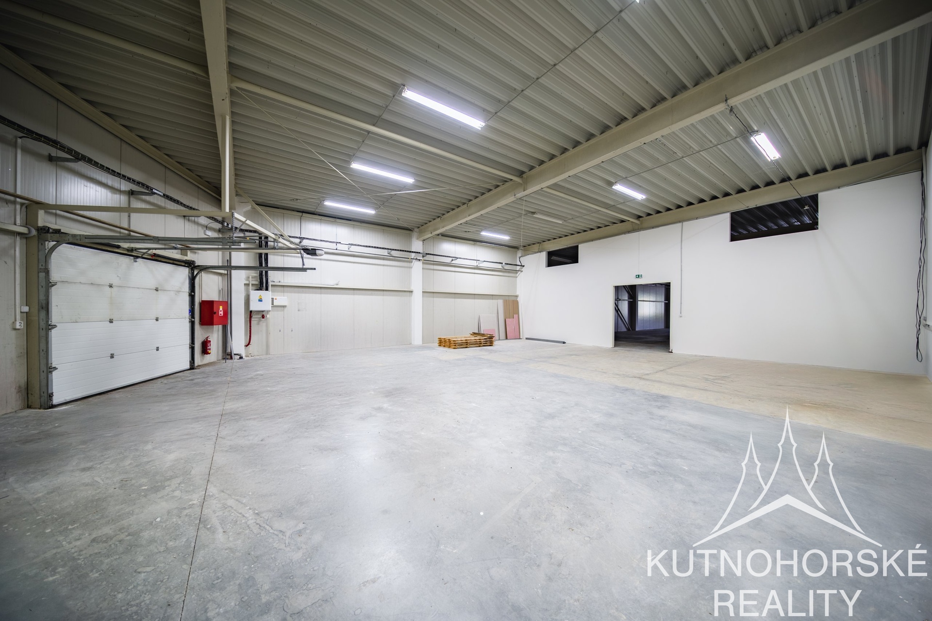 Pronájem skladových prostor o ploše 541 m2 u jedné z hlavních příjezdových komunikací v Kolíně