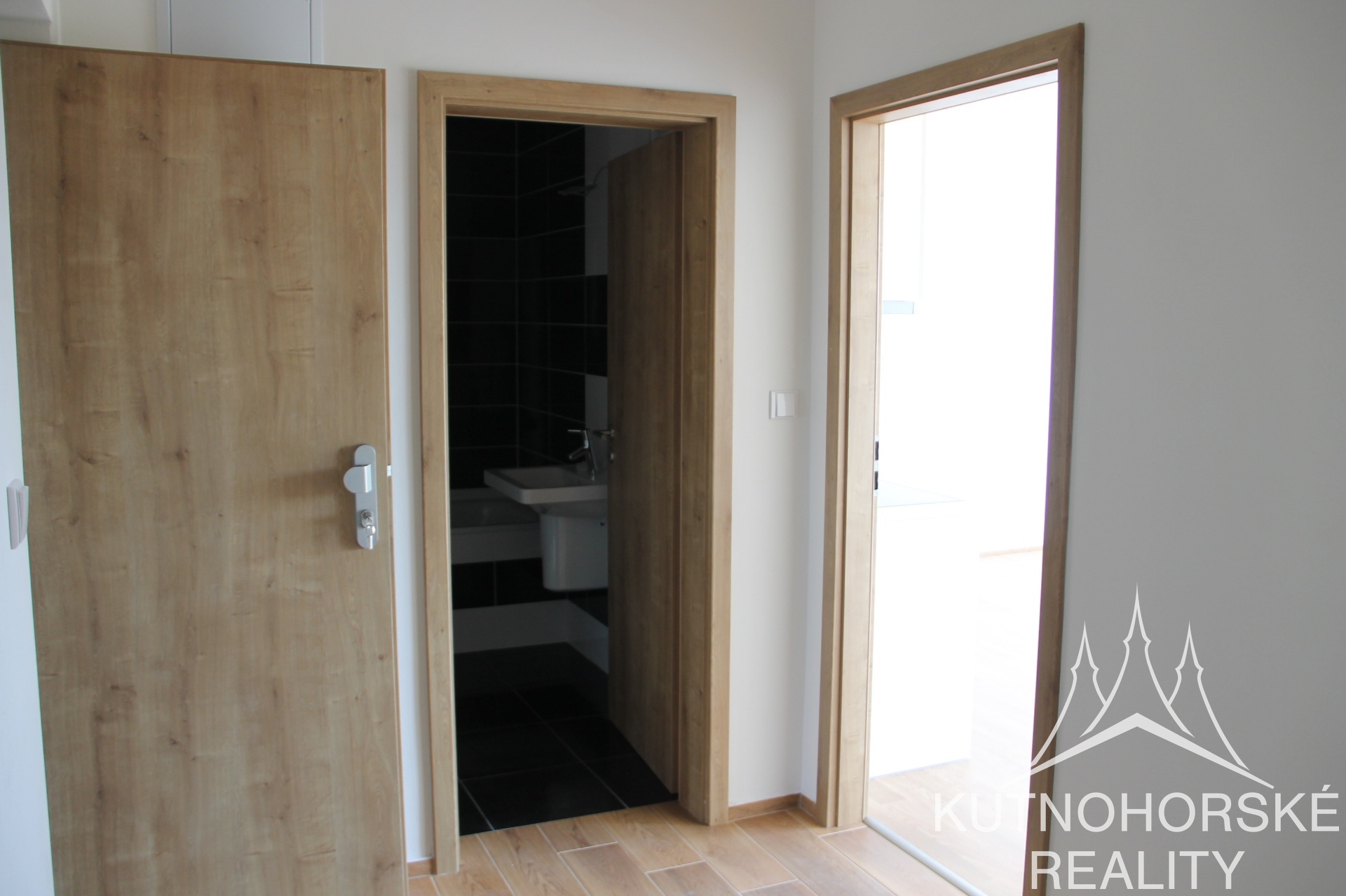 Moderní bydlení v Rezidenci Karlov: Útulný byt 1+kk s balkónem