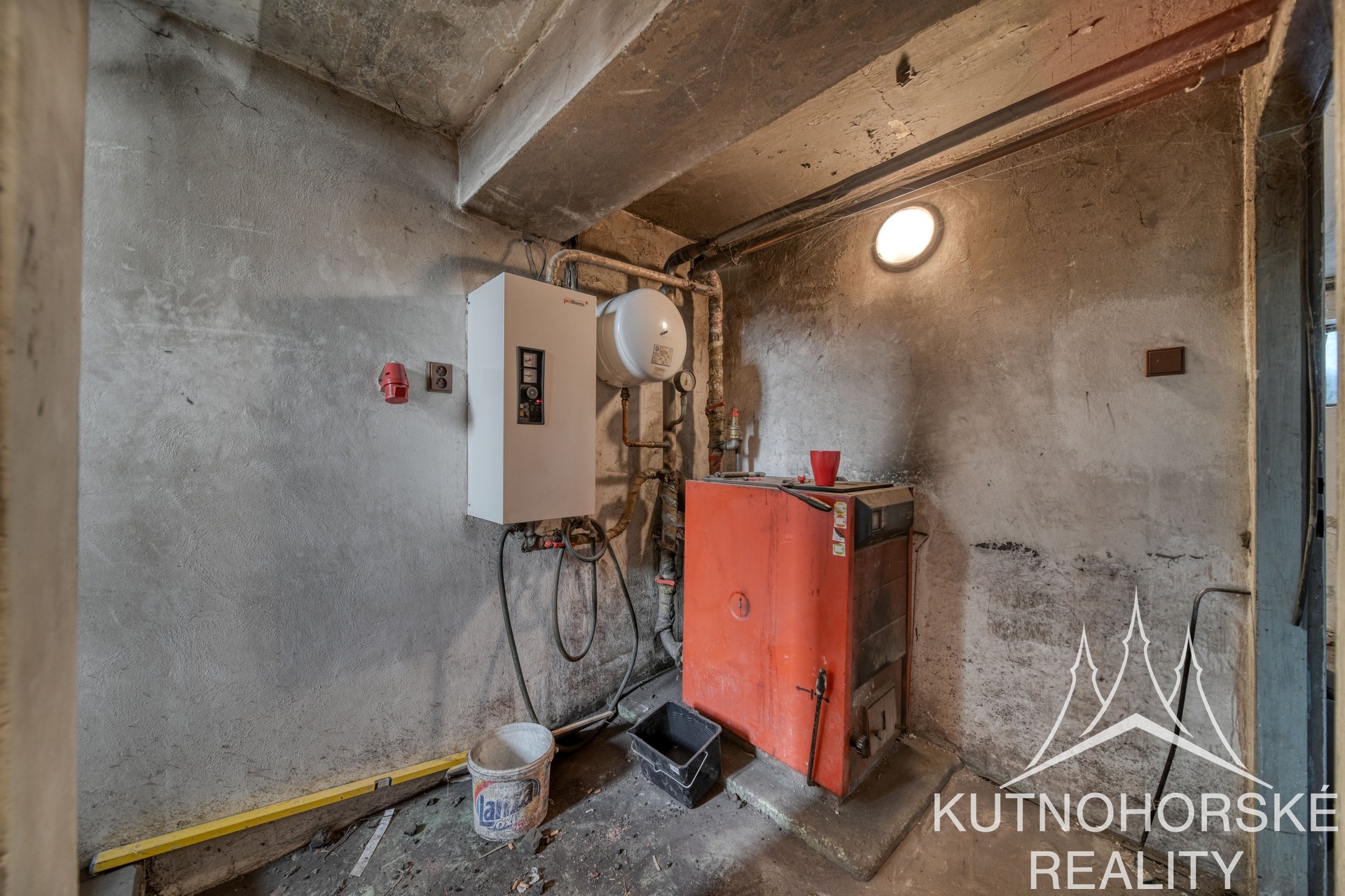 Prostorný rodinný dům 4+kk v klidné části obce Krchleby