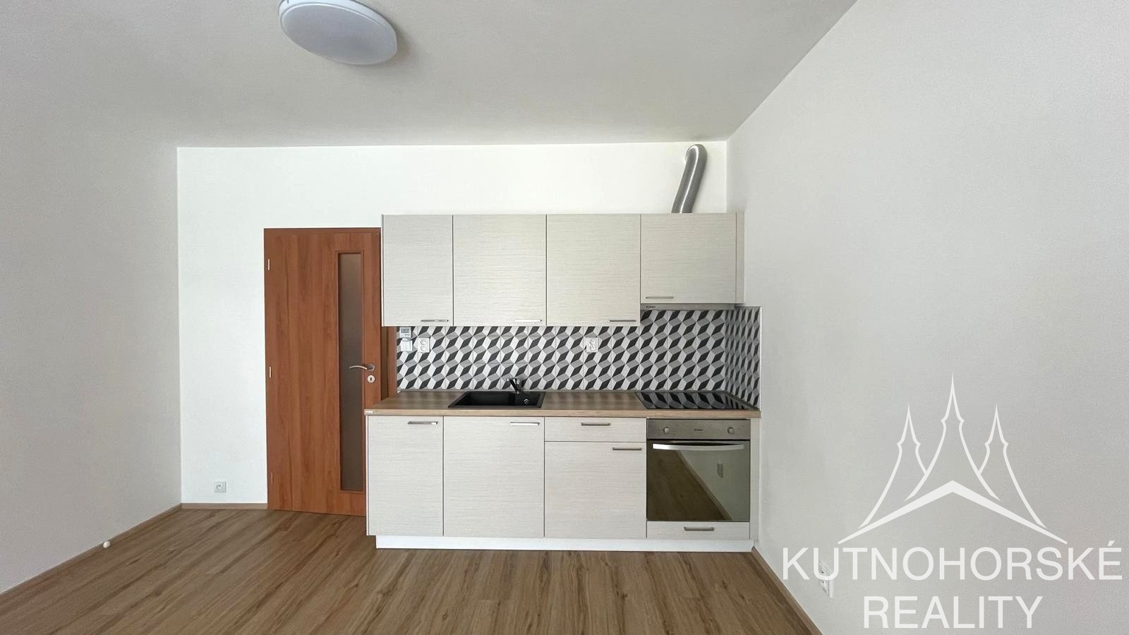 Pronájem bytu s balkonem, 1+kk, 33m² – Vrchlického, Poděbrady