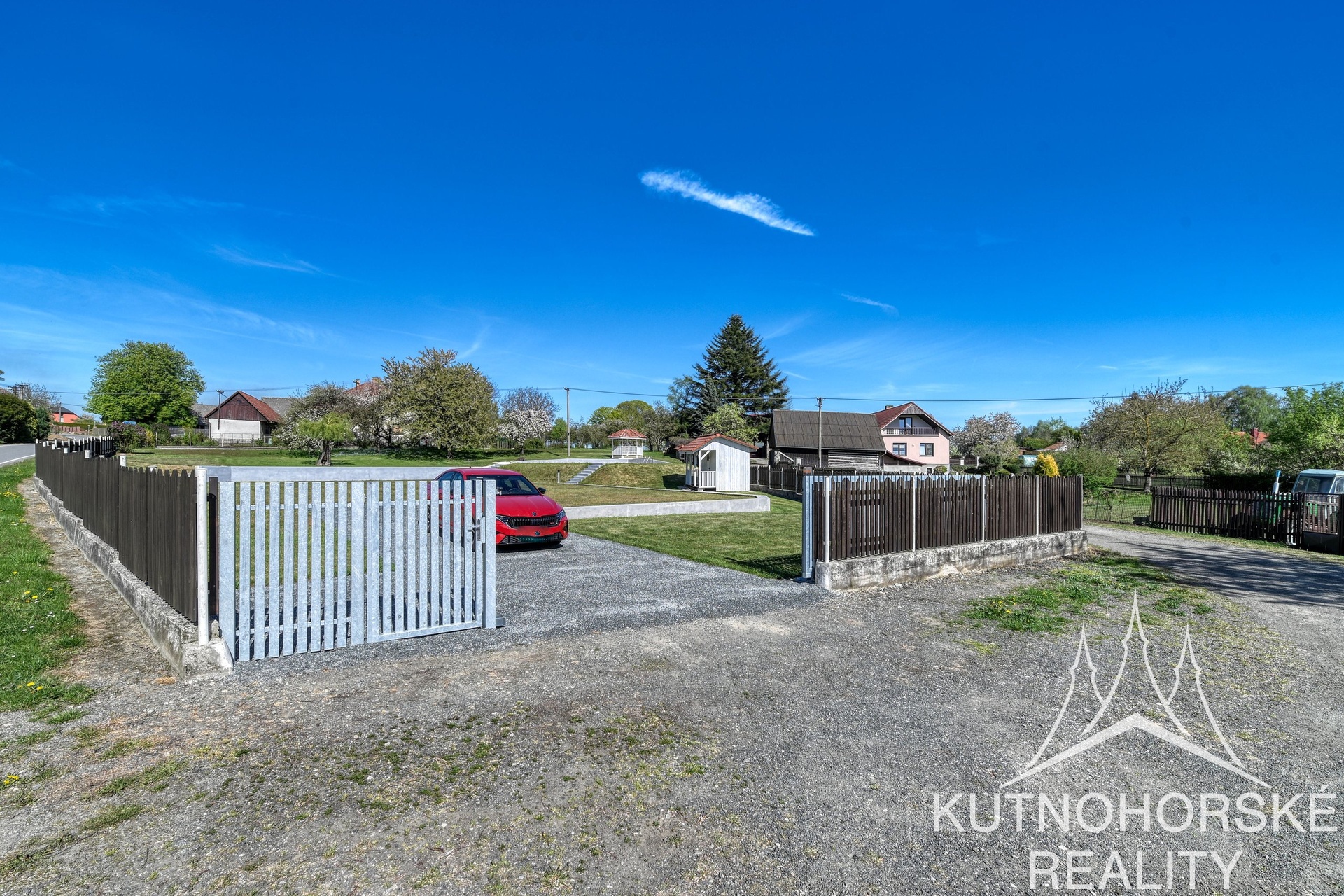 Prodej jedinečného stavebního pozemku 1972 m² s bazénem a zázemím – Bělá u Jedlé
