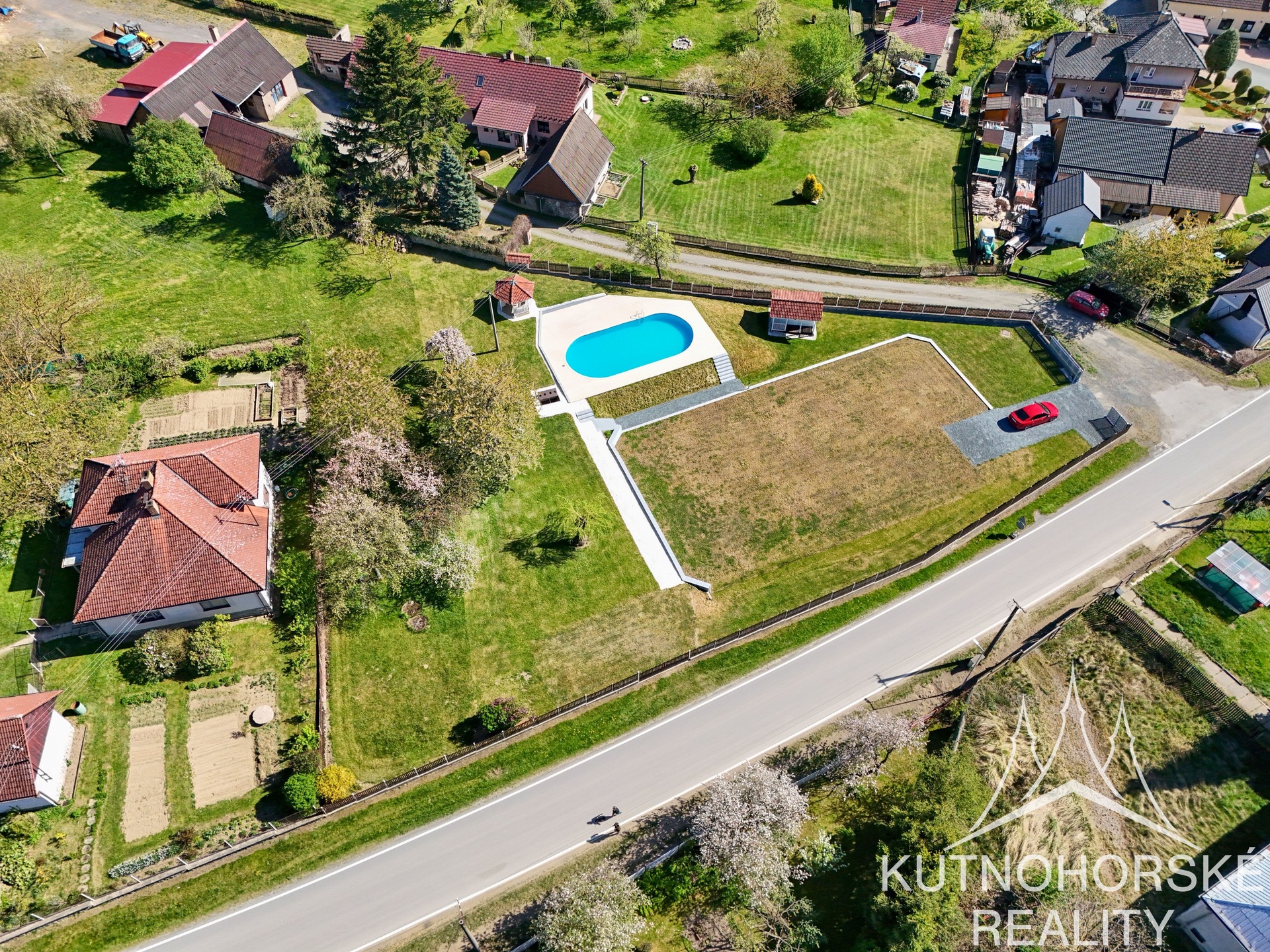 Prodej jedinečného stavebního pozemku 1972 m² s bazénem a zázemím – Bělá u Jedlé