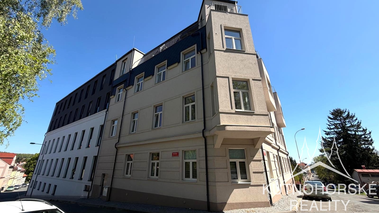 Pronájem vybaveného bytu 1+kk 28 m², Strakoschova vila KH