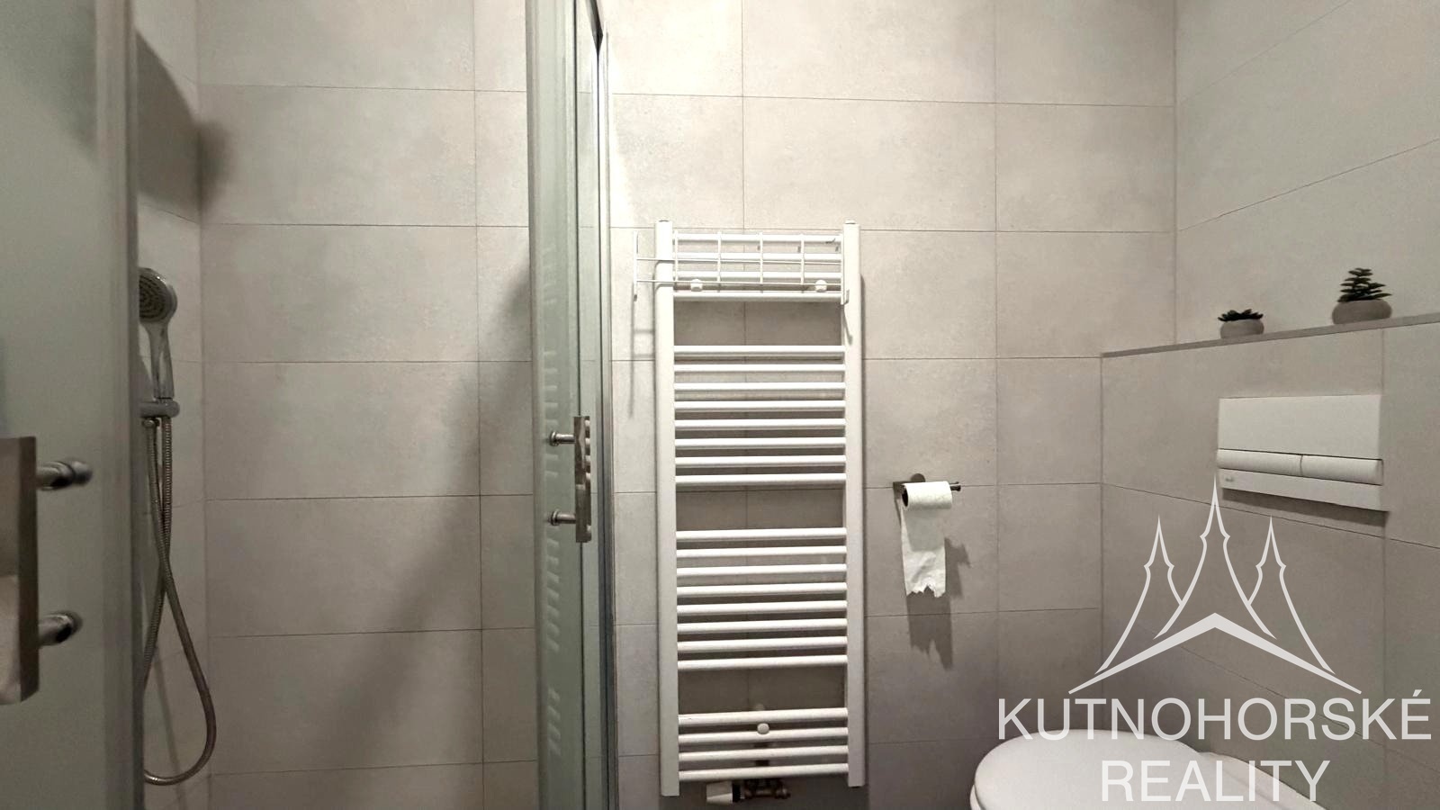 Pronájem vybaveného bytu 1+kk 28 m², Strakoschova vila KH