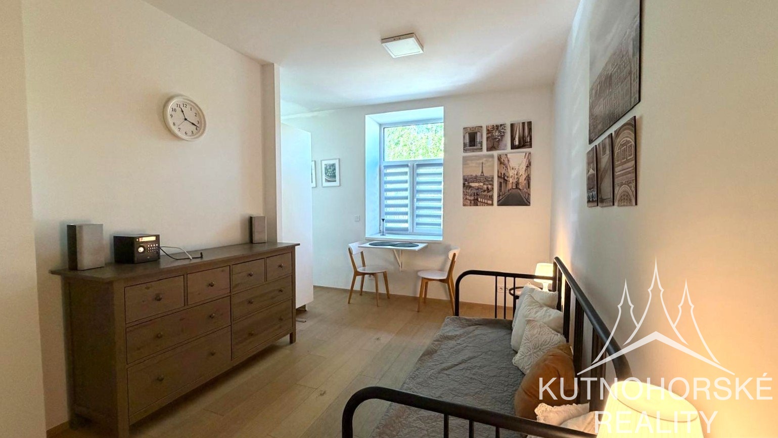 Pronájem vybaveného bytu 1+kk 28 m², Strakoschova vila KH