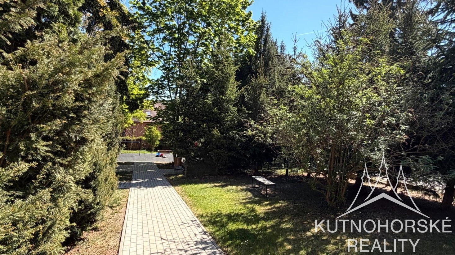 Pronájem vybaveného bytu 1+kk 28 m², Strakoschova vila KH