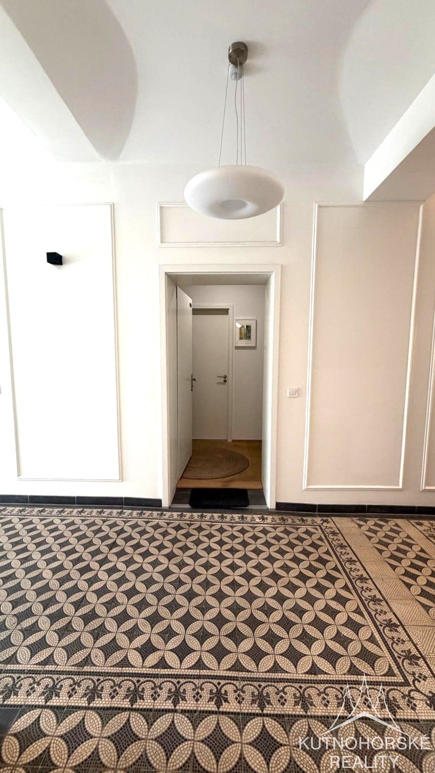 Pronájem vybaveného bytu 1+kk 28 m², Strakoschova vila KH