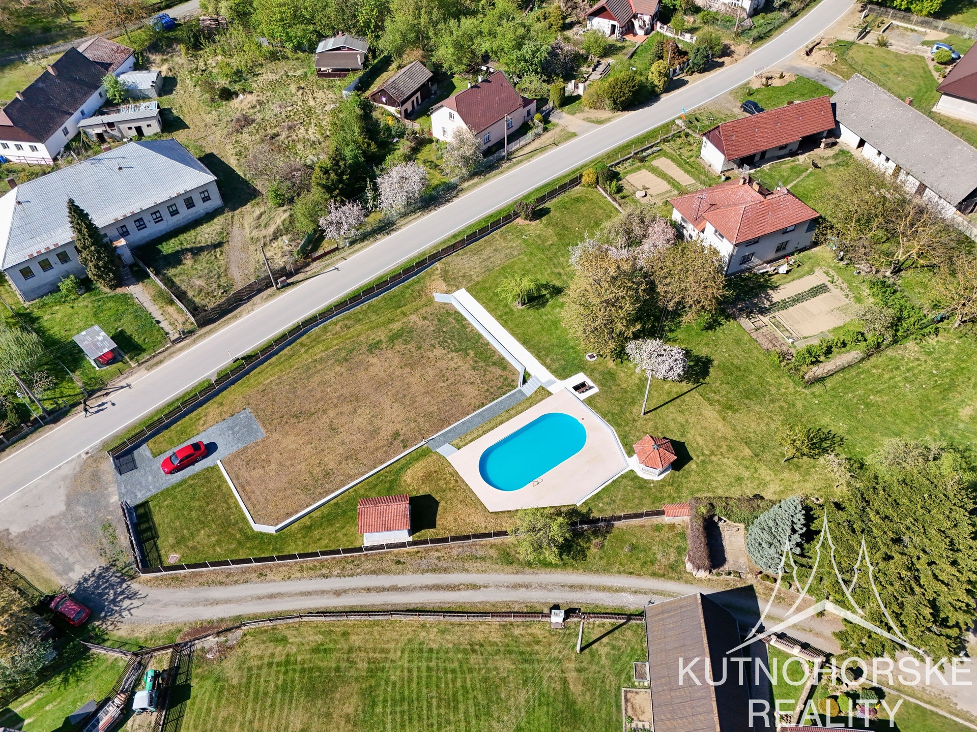 Prodej jedinečného stavebního pozemku 1972 m² s bazénem a zázemím – Bělá u Jedlé