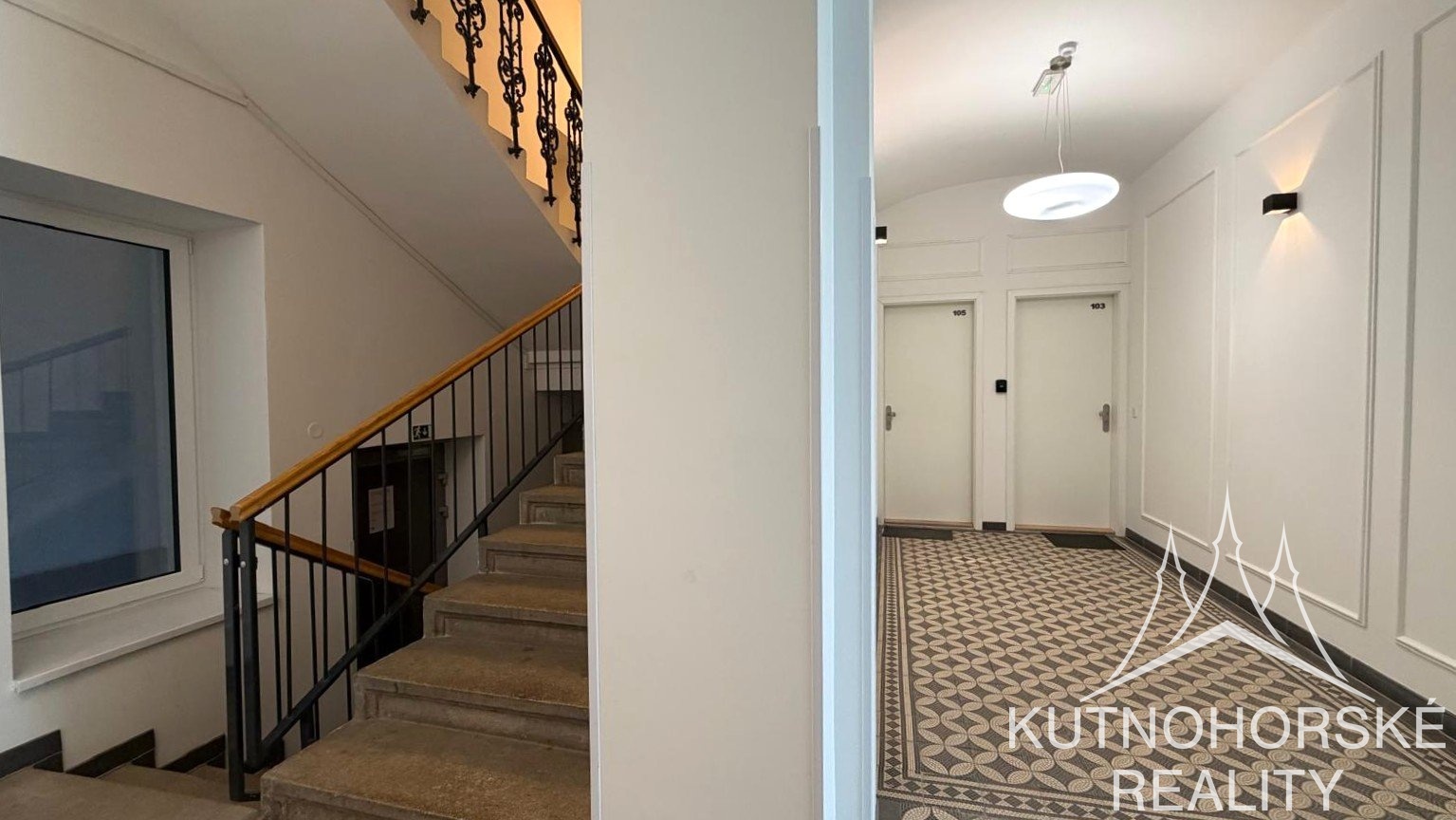 Pronájem vybaveného bytu 1+kk 28 m², Strakoschova vila KH