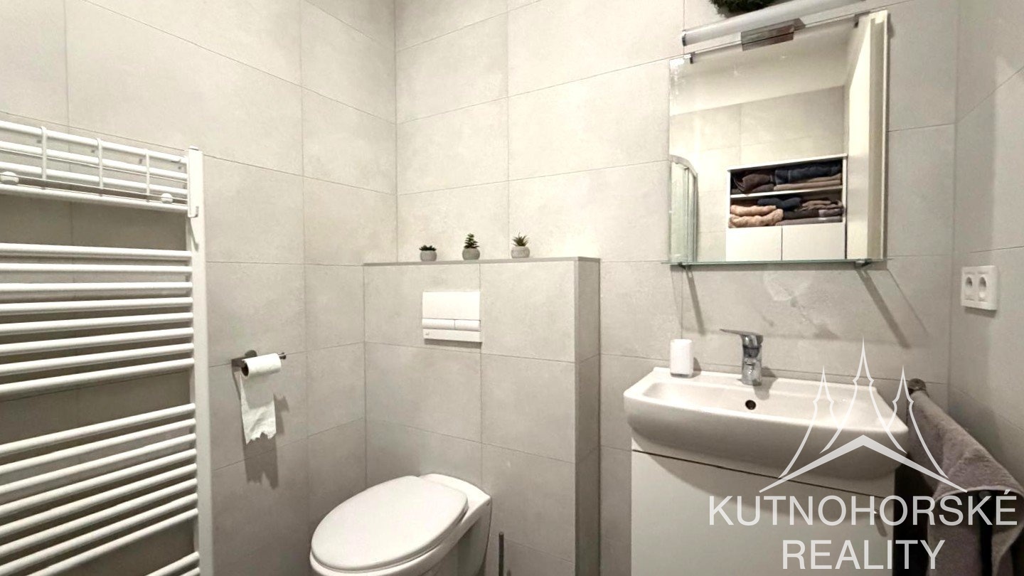 Pronájem vybaveného bytu 1+kk 28 m², Strakoschova vila KH