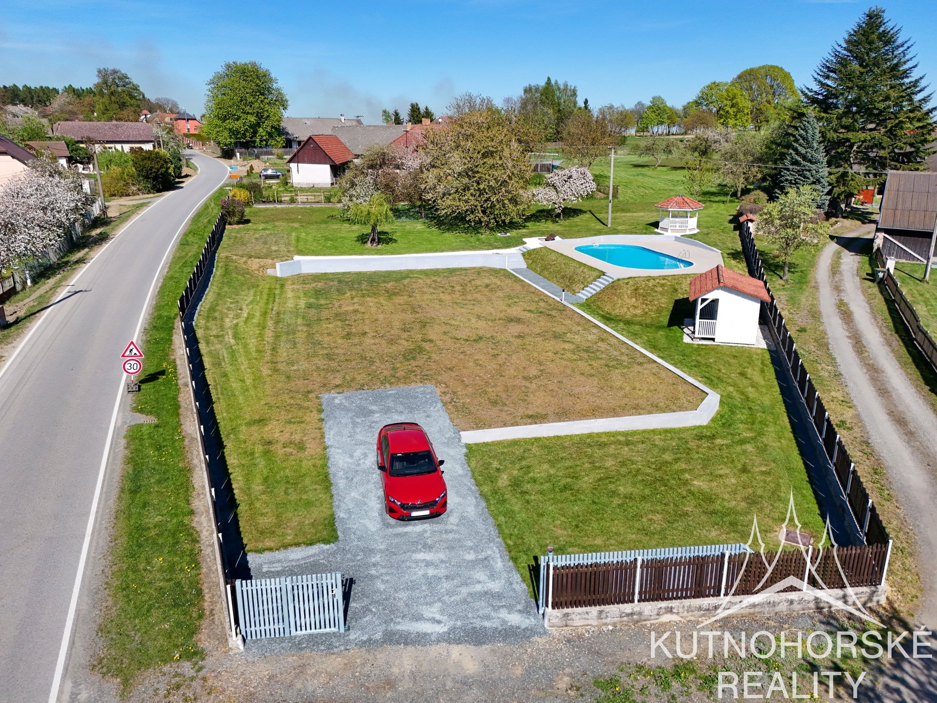 Prodej jedinečného stavebního pozemku 1972 m² s bazénem a zázemím – Bělá u Jedlé