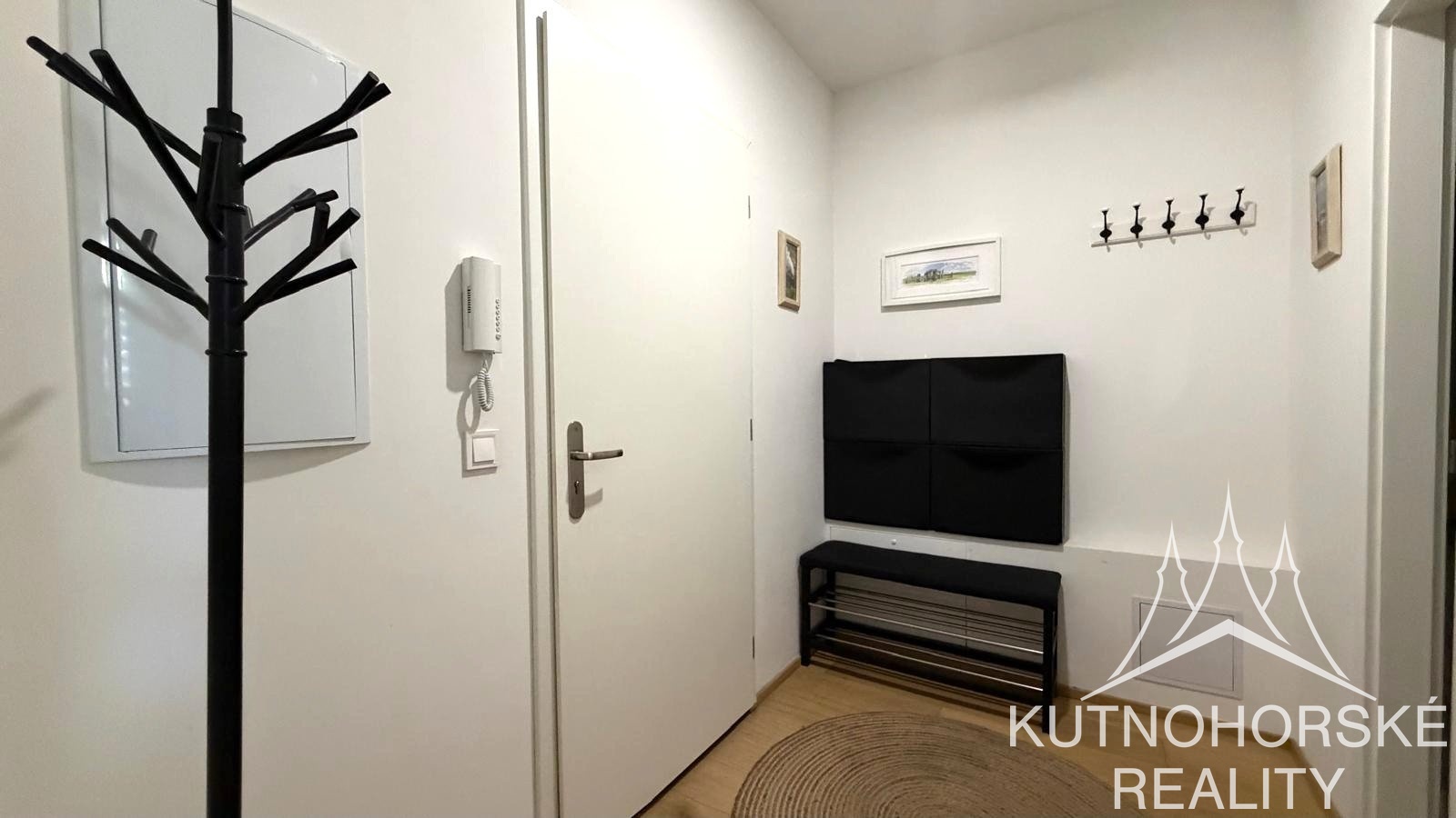 Pronájem vybaveného bytu 1+kk 28 m², Strakoschova vila KH