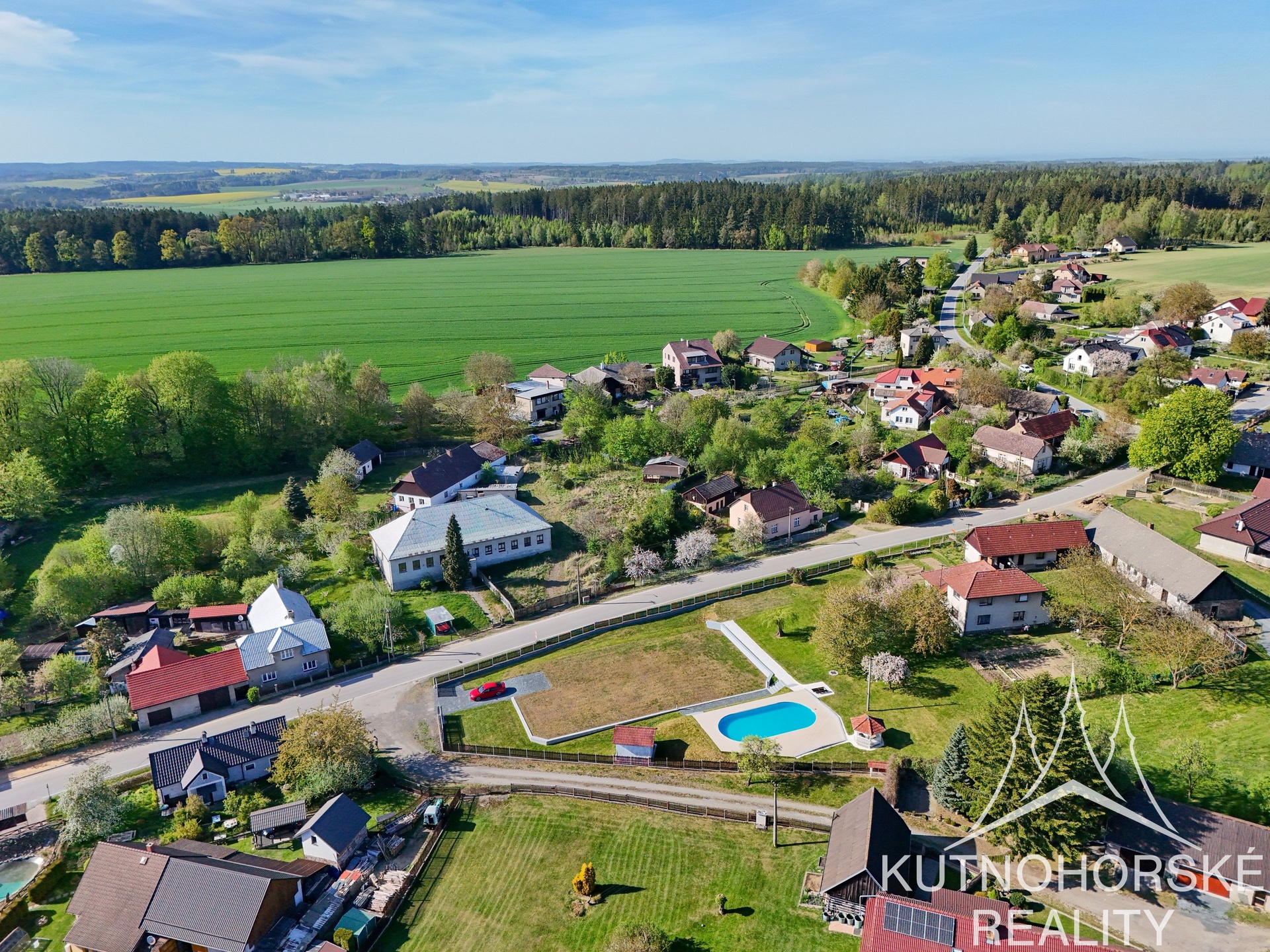 Prodej jedinečného stavebního pozemku 1972 m² s bazénem a zázemím – Bělá u Jedlé