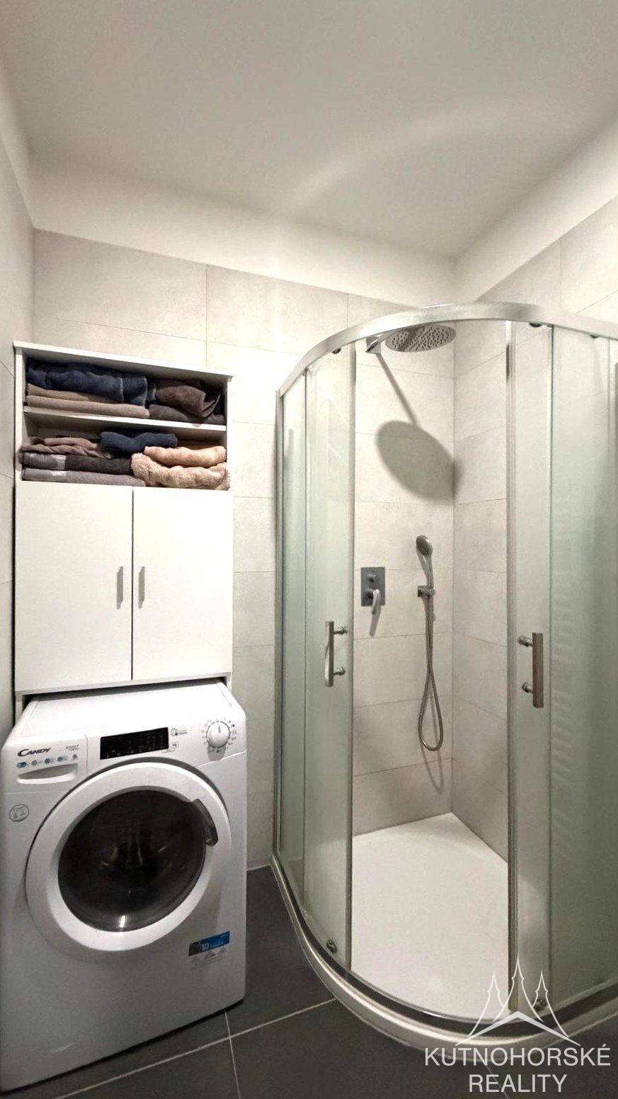 Pronájem vybaveného bytu 1+kk 28 m², Strakoschova vila KH