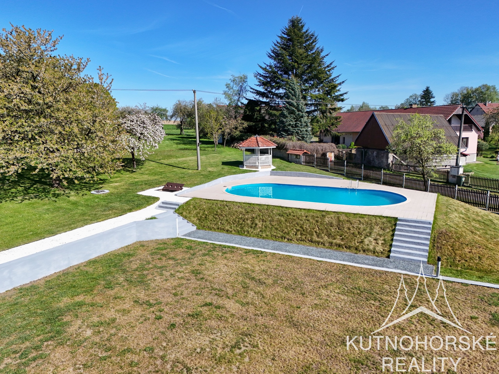 Prodej jedinečného stavebního pozemku 1972 m² s bazénem a zázemím – Bělá u Jedlé