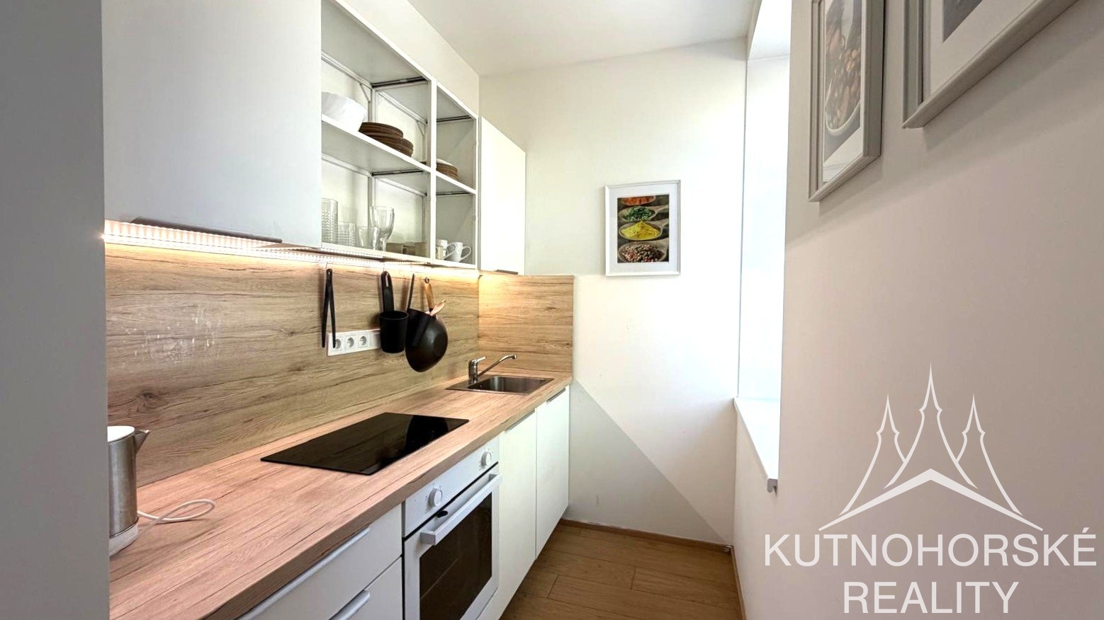 Pronájem vybaveného bytu 1+kk 28 m², Strakoschova vila KH