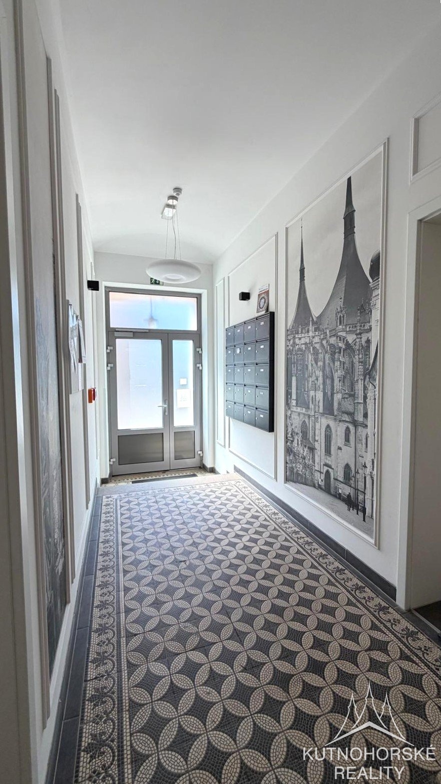Pronájem vybaveného bytu 1+kk 28 m², Strakoschova vila KH