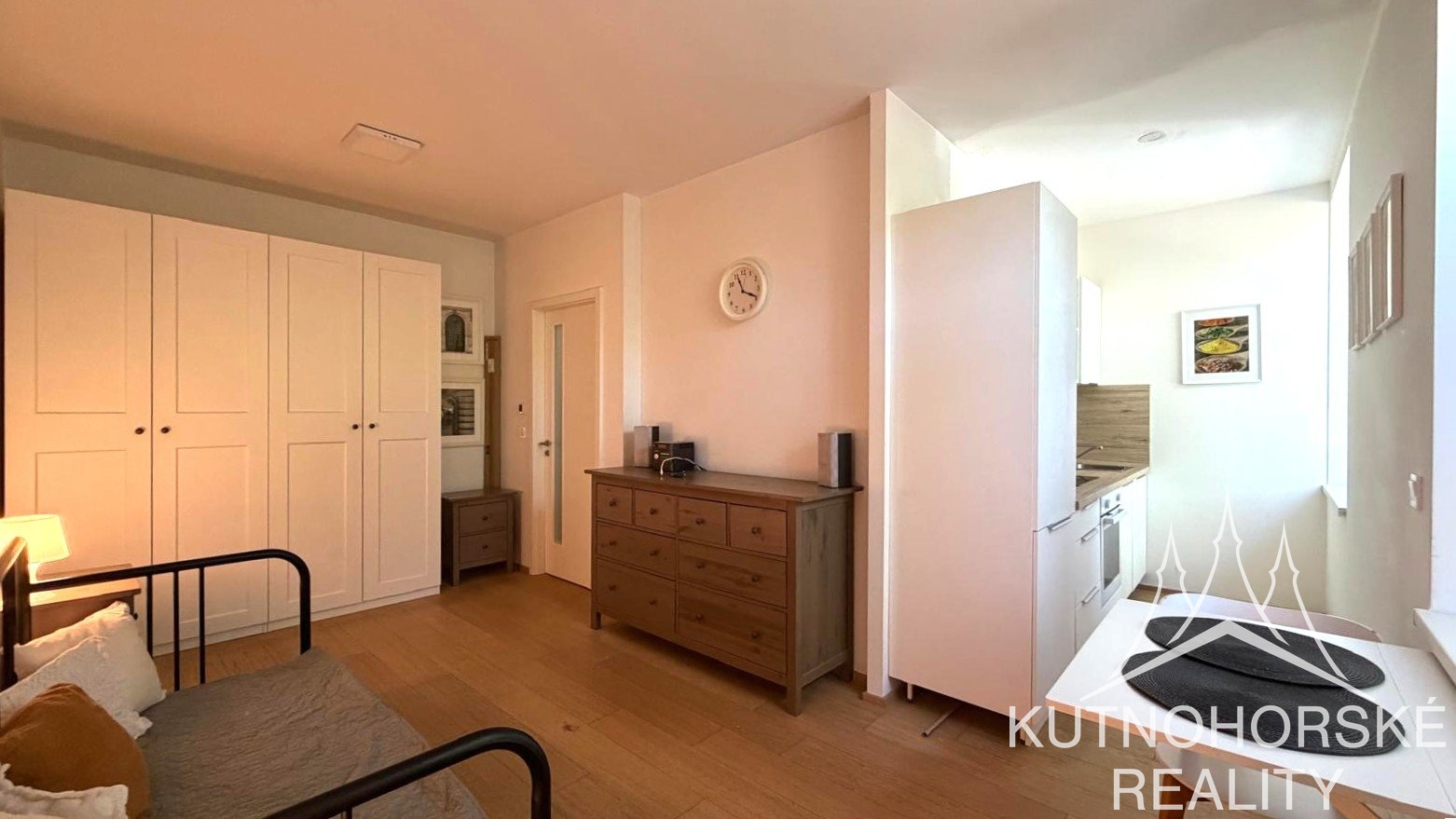 Pronájem vybaveného bytu 1+kk 28 m², Strakoschova vila KH