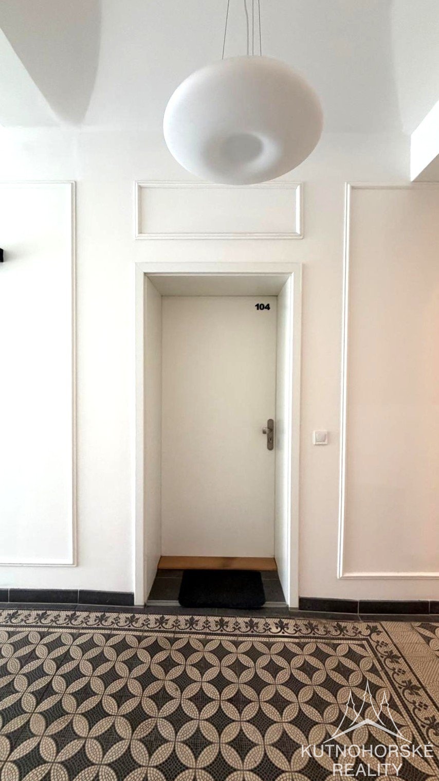 Pronájem vybaveného bytu 1+kk 28 m², Strakoschova vila KH
