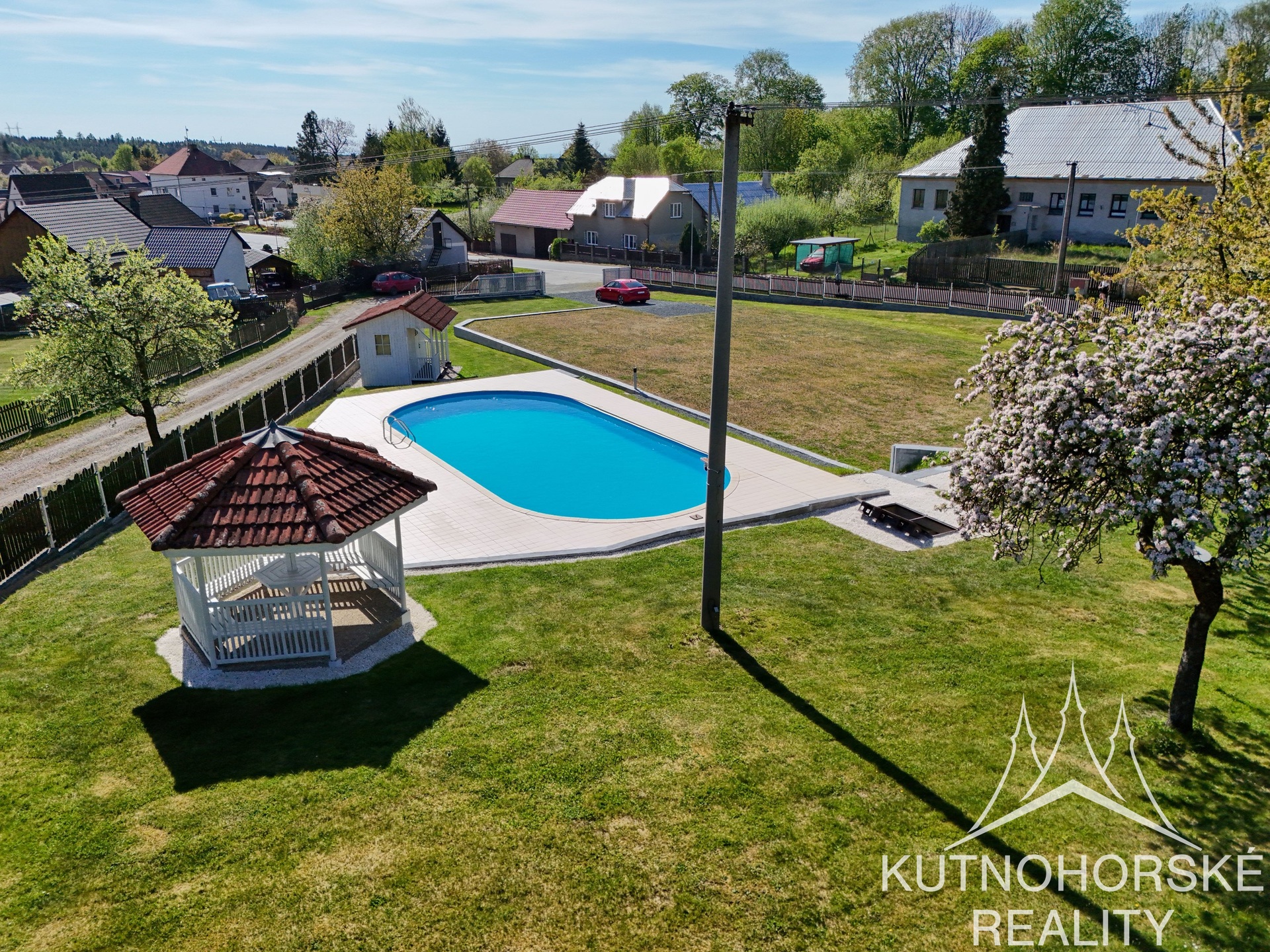 Prodej jedinečného stavebního pozemku 1972 m² s bazénem a zázemím – Bělá u Jedlé