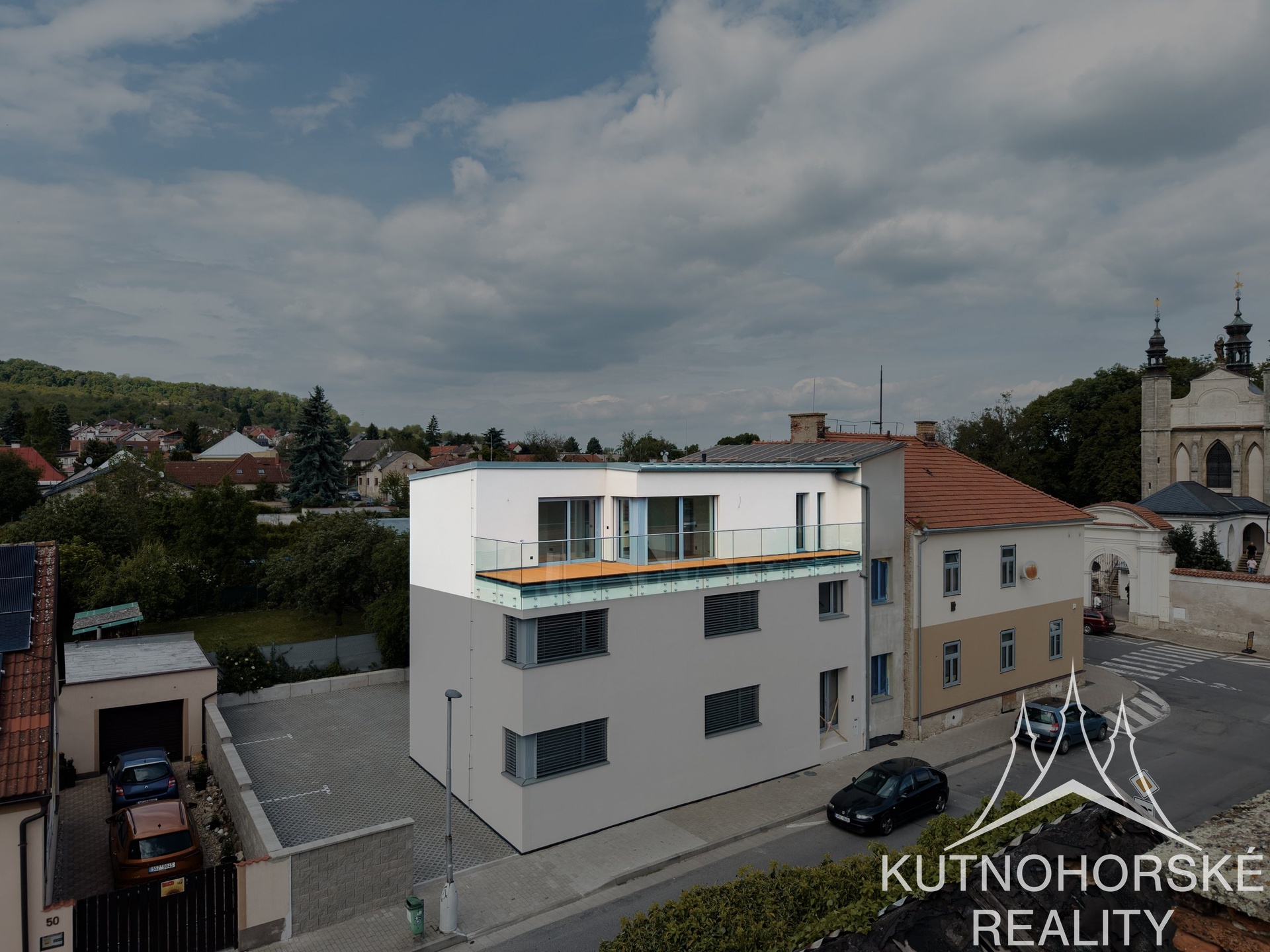Prodej novostavby 2+kk, 48 m² s prostornou terasou 21 m² a dechberoucím výhledem na chrám sv. Barbory – Kutná Hora