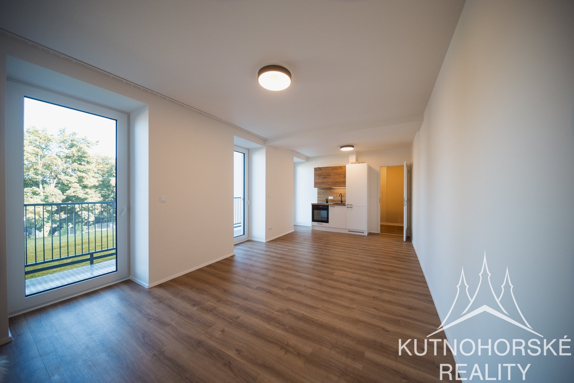 Pronájem bytu s balkonem 1+kk, 38 m² – Strakoschova rezidence, KH