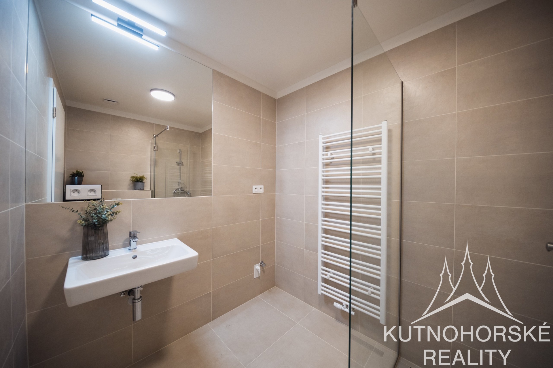 Pronájem bytu s balkonem 1+kk, 38 m² – Strakoschova rezidence, KH