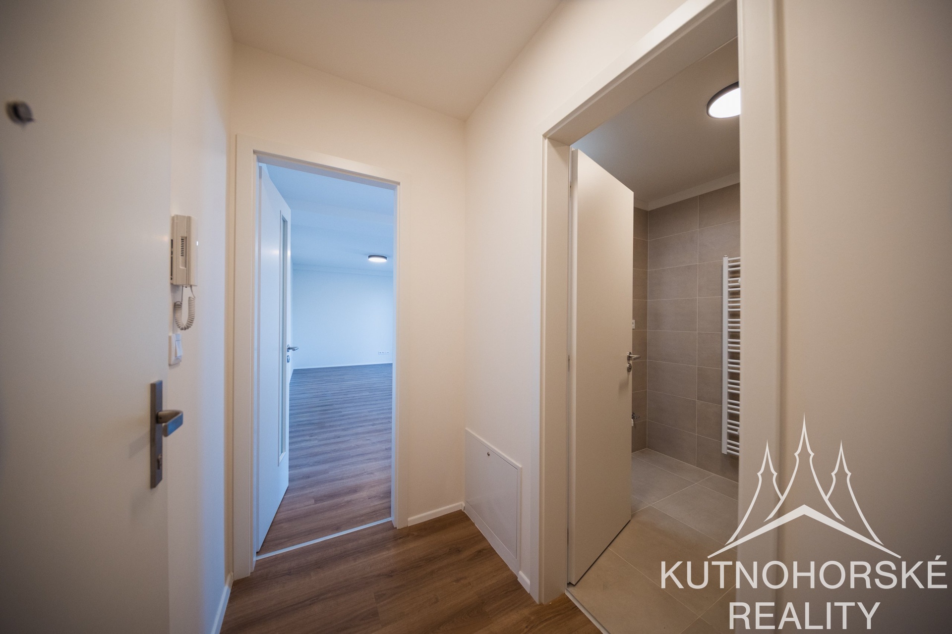 Pronájem bytu s balkonem 1+kk, 38 m² – Strakoschova rezidence, KH