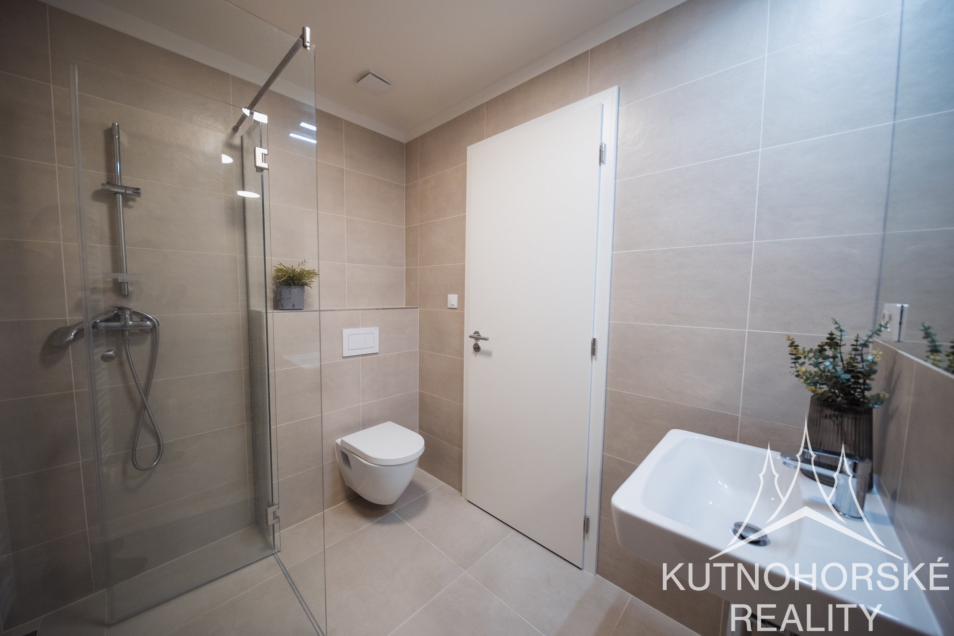 Pronájem bytu s balkonem 1+kk, 38 m² – Strakoschova rezidence, KH