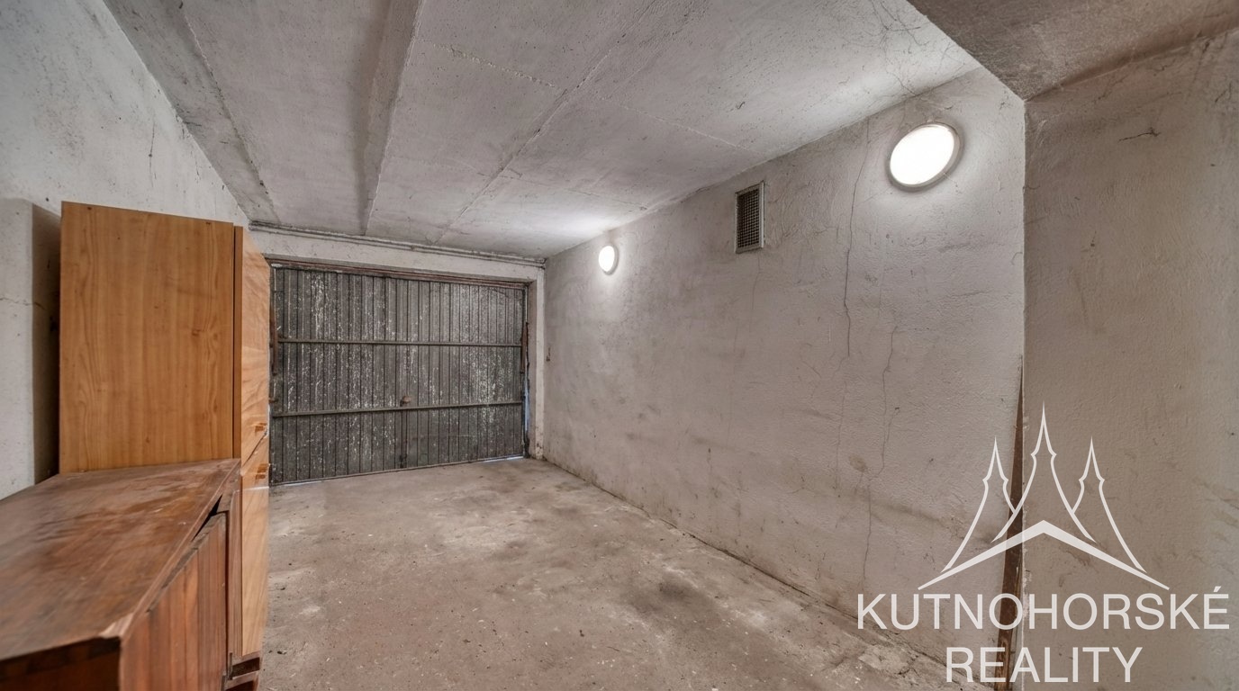 Prostorný rodinný dům 4+kk se zahradou a garáží. Praha 25 minut