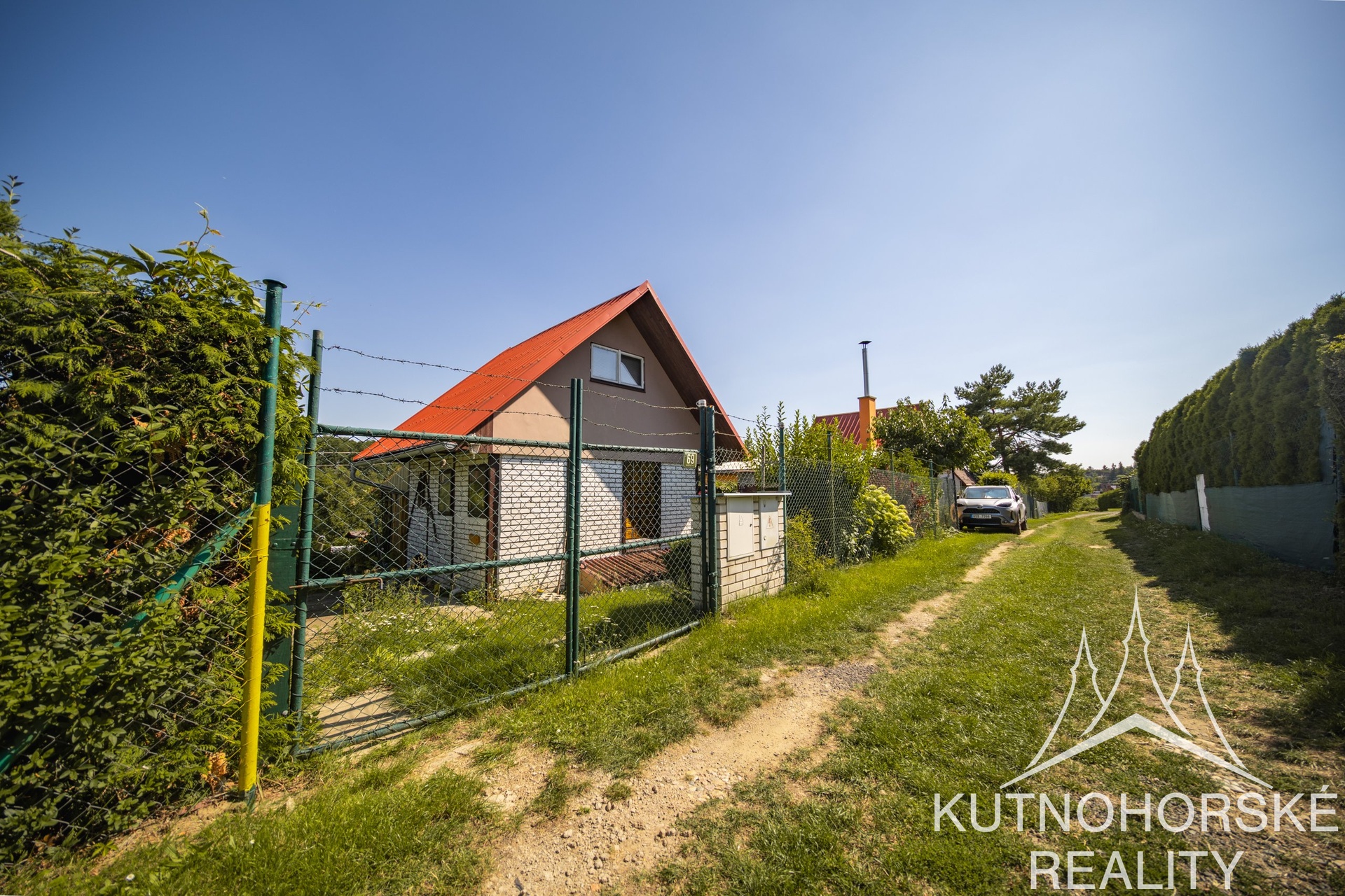 Prodej zahrádkářské chatky se zahradou 386 m2 v osadě Perštejnec u Kutné Hory