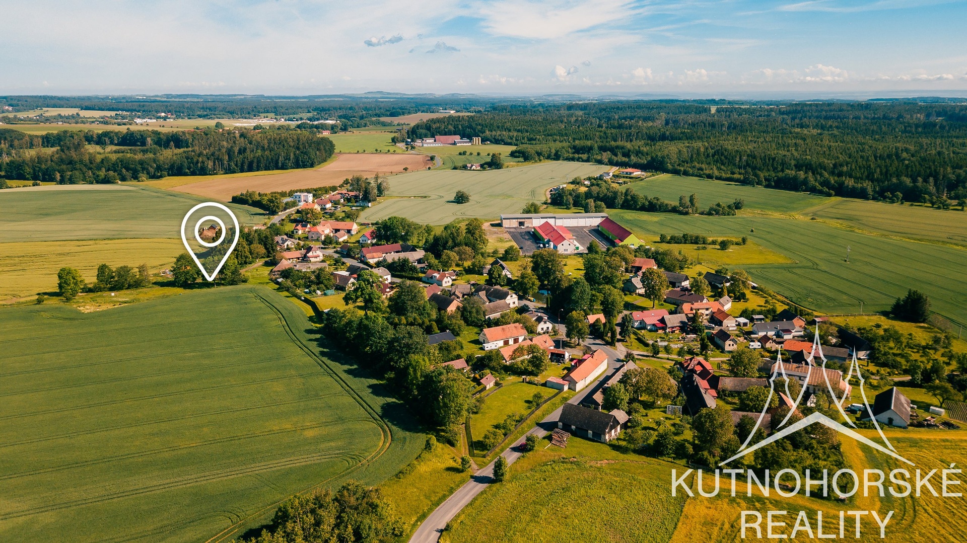 Bydlení v harmonii s přírodou: rovinatý pozemek 991 m² se vzrostlými stromy.