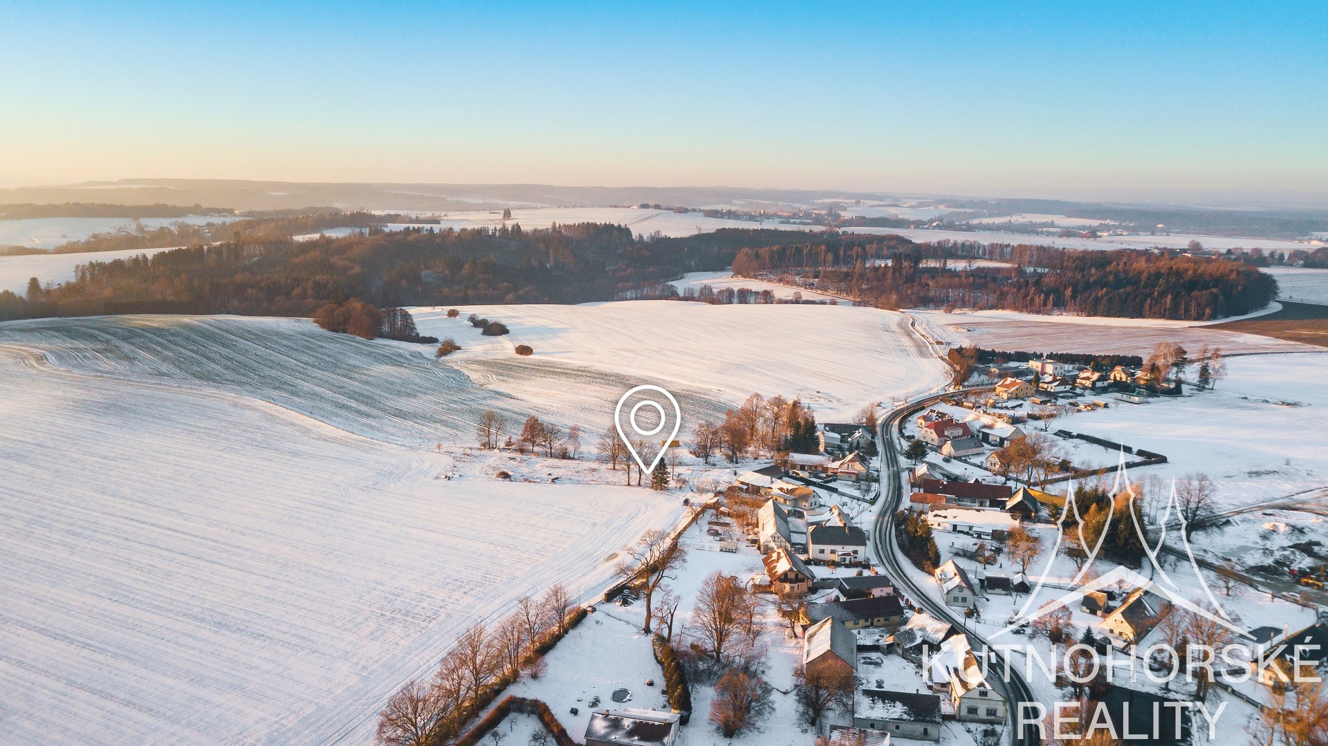 Bydlení v harmonii s přírodou: rovinatý pozemek 991 m² se vzrostlými stromy.