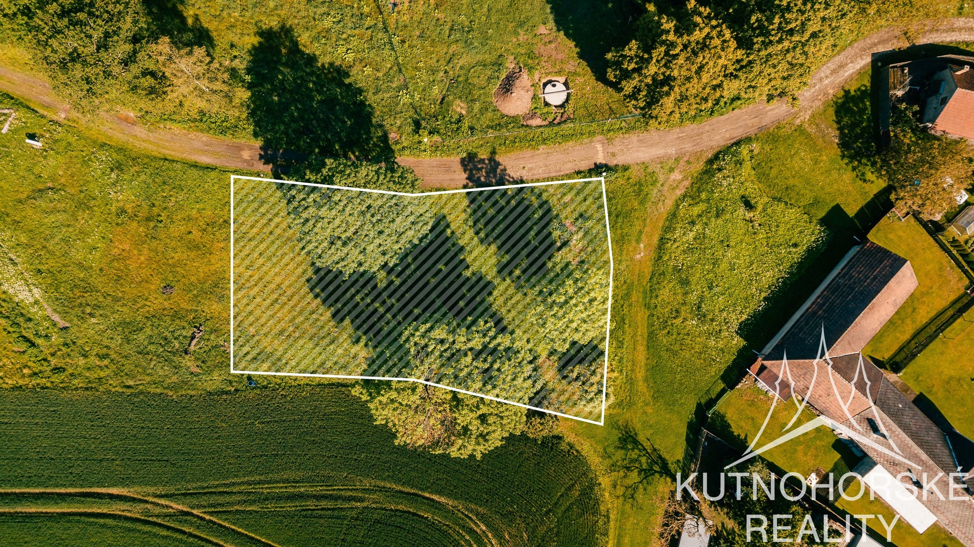 Bydlení v harmonii s přírodou: rovinatý pozemek 991 m² se vzrostlými stromy.