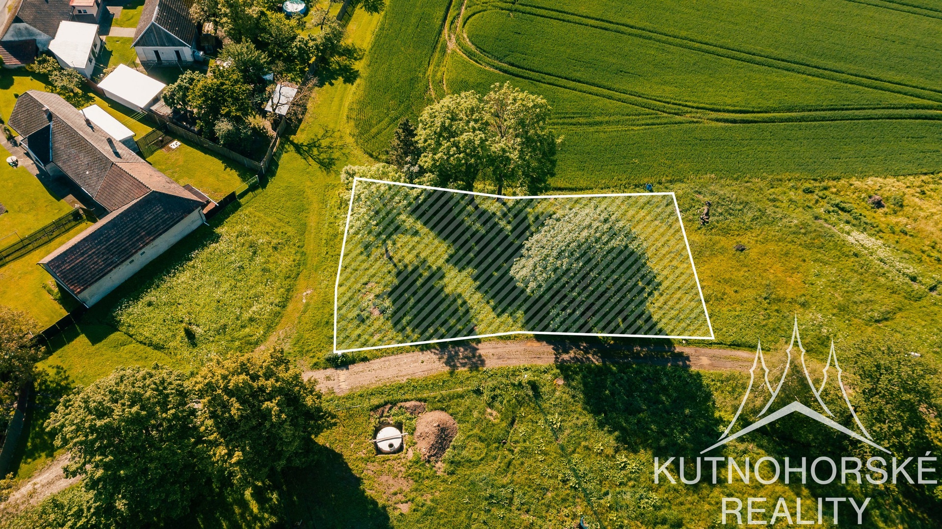 Bydlení v harmonii s přírodou: rovinatý pozemek 991 m² se vzrostlými stromy.