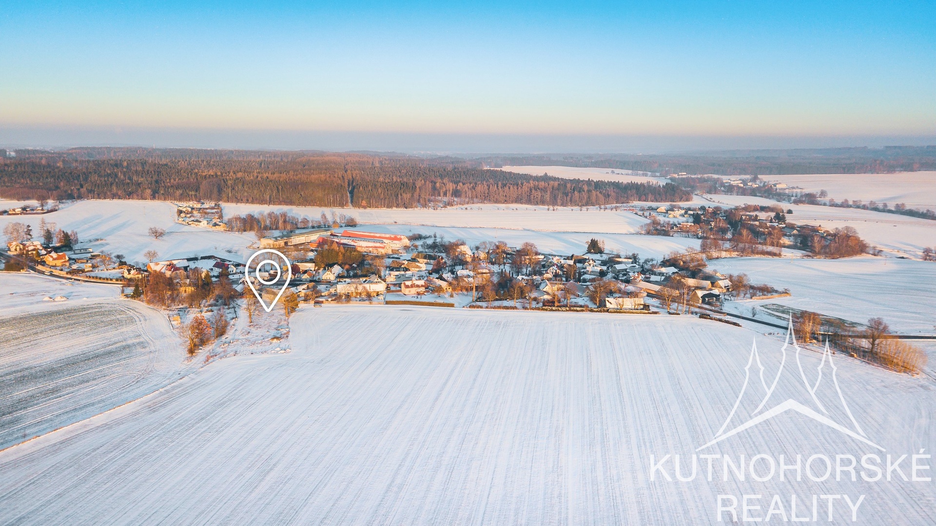 Bydlení v harmonii s přírodou: rovinatý pozemek 991 m² se vzrostlými stromy.