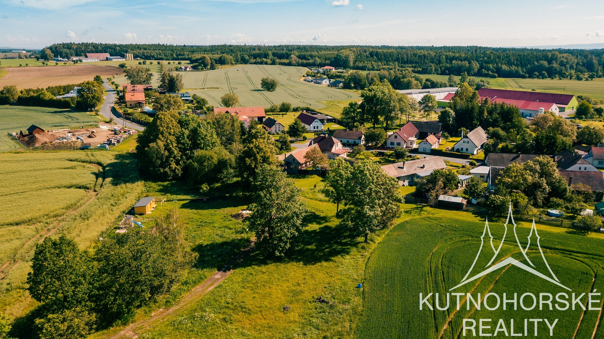 Bydlení v harmonii s přírodou: rovinatý pozemek 991 m² se vzrostlými stromy.