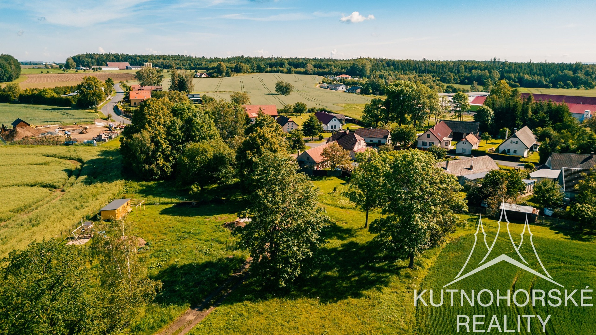 Bydlení v harmonii s přírodou: rovinatý pozemek 991 m² se vzrostlými stromy.
