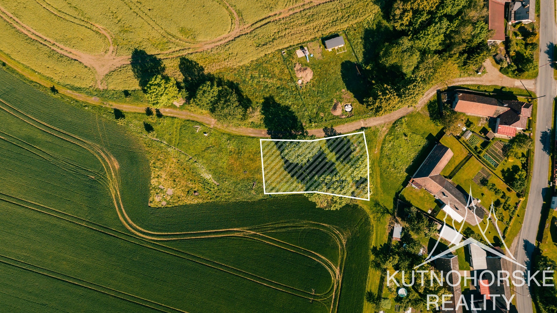 Bydlení v harmonii s přírodou: rovinatý pozemek 991 m² se vzrostlými stromy.
