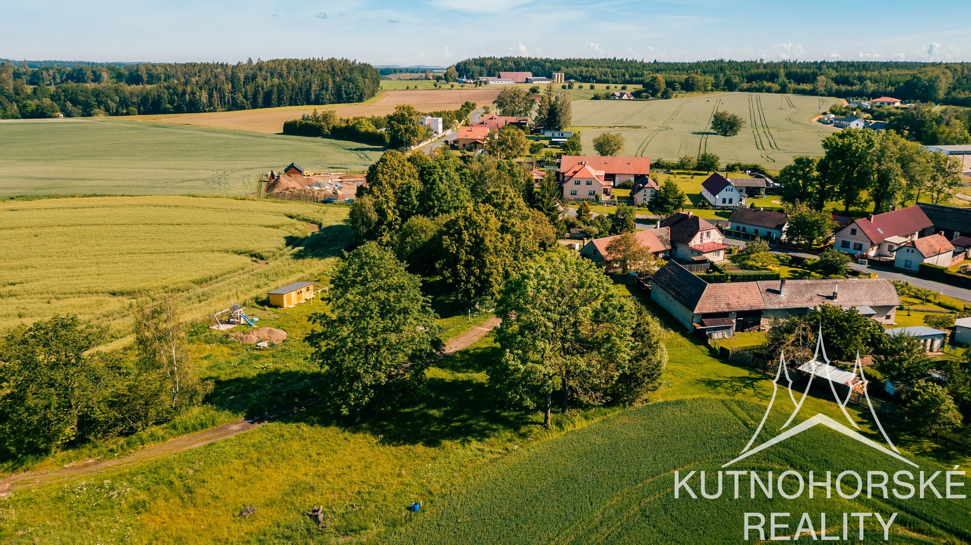 Bydlení v harmonii s přírodou: rovinatý pozemek 991 m² se vzrostlými stromy.