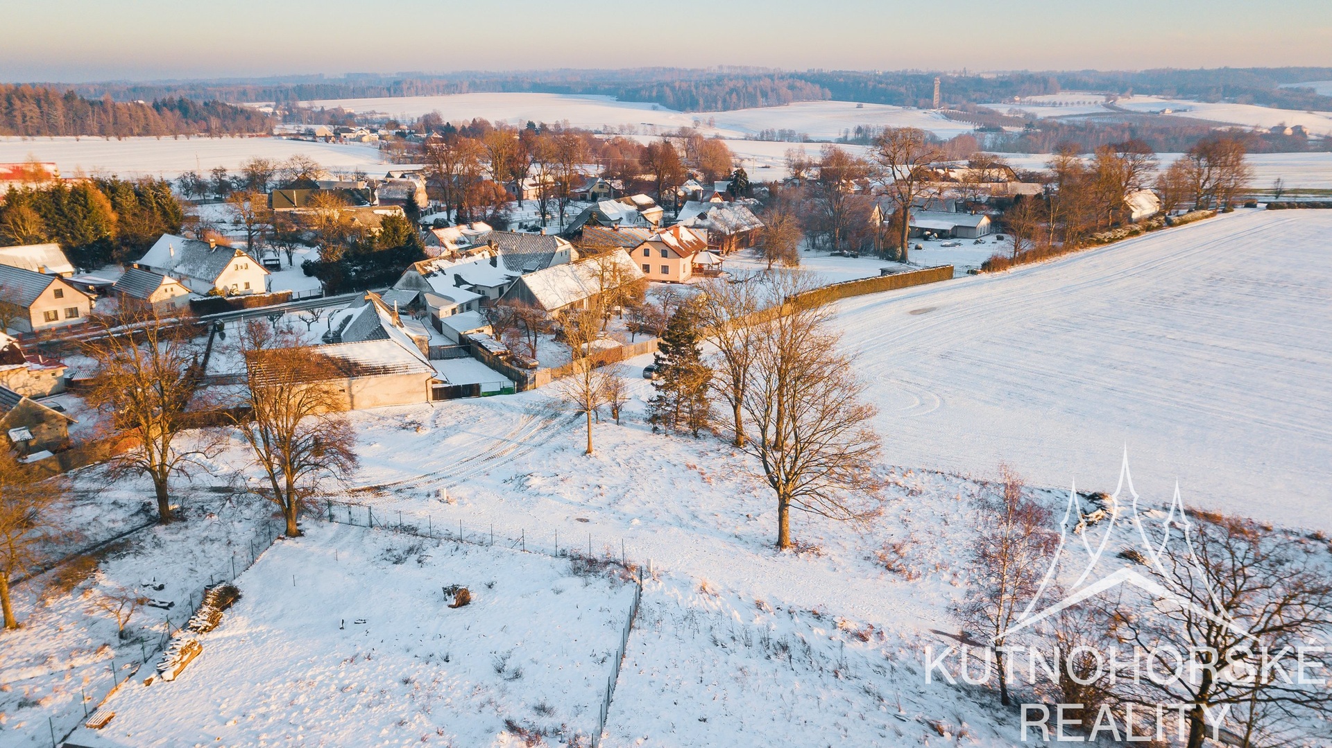 Bydlení v harmonii s přírodou: rovinatý pozemek 991 m² se vzrostlými stromy.