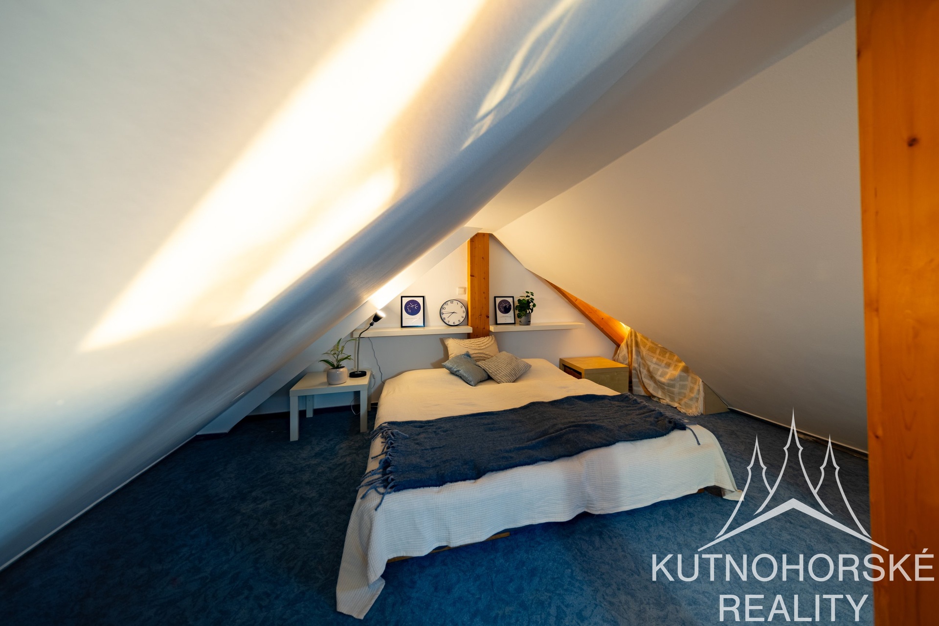 Prodej mezonetového bytu 3+kk s balkonem a parkováním, 63 m², Holubice – Praha-západ