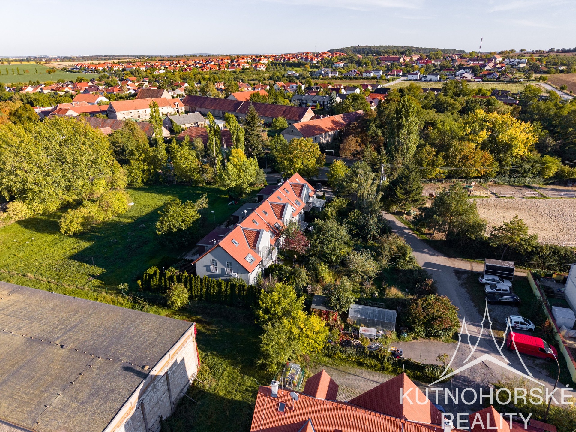 Prodej mezonetového bytu 3+kk s balkonem a parkováním, 63 m², Holubice – Praha-západ